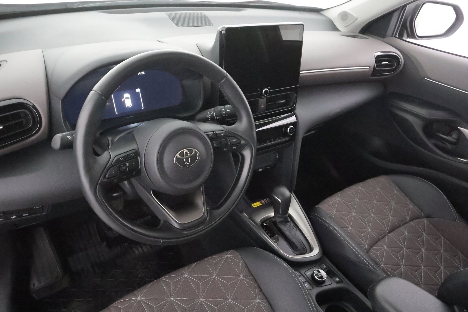 TOYOTA YARIS CROSS 2025 1,5 Hybrid AWD-i Premium - | ACC | LED | P.Kamera | Puolinahat | Navi | Kaistavahti | Digimittaristo | Katveavustin | Keyless | Merkkihuollettu |