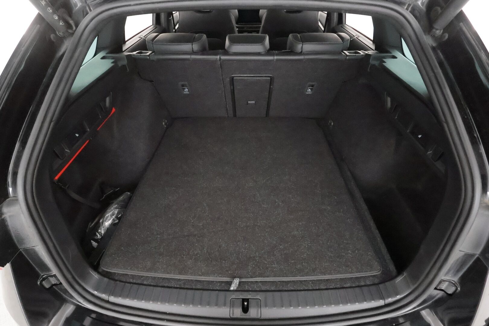 SKODA OCTAVIA 2023 Combi 2,0 TDI 200 4x4 RS DSG Autom. - | Panorama | Webasto | Matrix | ACC | HUD | Hierovat Sporttipenkit Muistilla | P.Kamera | Kaistavahti | Navi | Keyless | Kahdet renkaat |