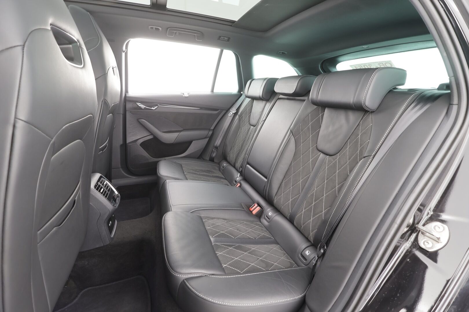SKODA OCTAVIA 2023 Combi 2,0 TDI 200 4x4 RS DSG Autom. - | Panorama | Webasto | Matrix | ACC | HUD | Hierovat Sporttipenkit Muistilla | P.Kamera | Kaistavahti | Navi | Keyless | Kahdet renkaat |