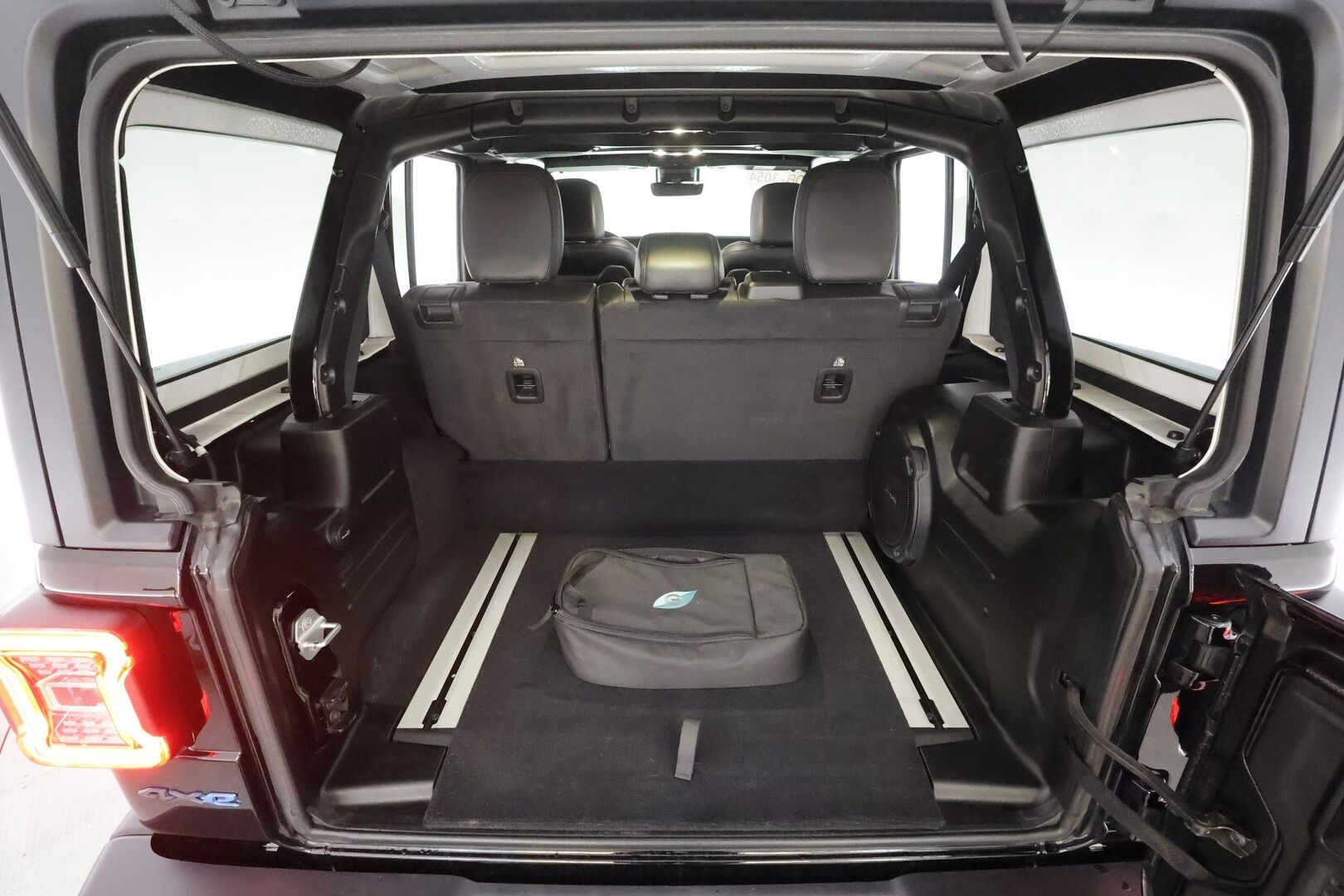 JEEP WRANGLER 2022 Rubicon 2.0 PHEV AT8 4x4 - ACC | Vetokoukku | Alpine Audio | 180-Kamera | Nahkasisusta | KeylessGo | Navi | Merkkihuollot | BLIS | Huippuvarusteet!