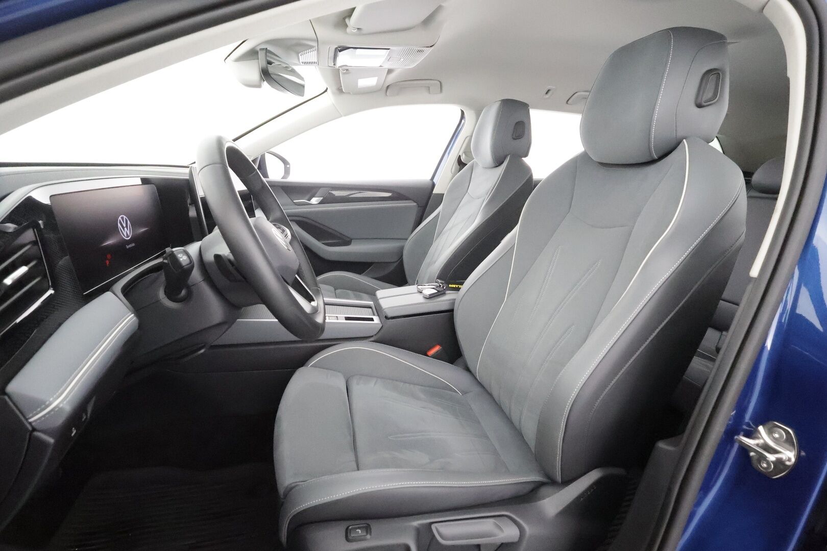VOLKSWAGEN PASSAT 2024 Variant Business 1,5 eTSI 110 kW DSG -  ACC | Webasto | Koukku | LED | Hierovat Sporttipenkit | Peruutuskamera | Apple&Android | Kahdet Renkaat Aluvantein!