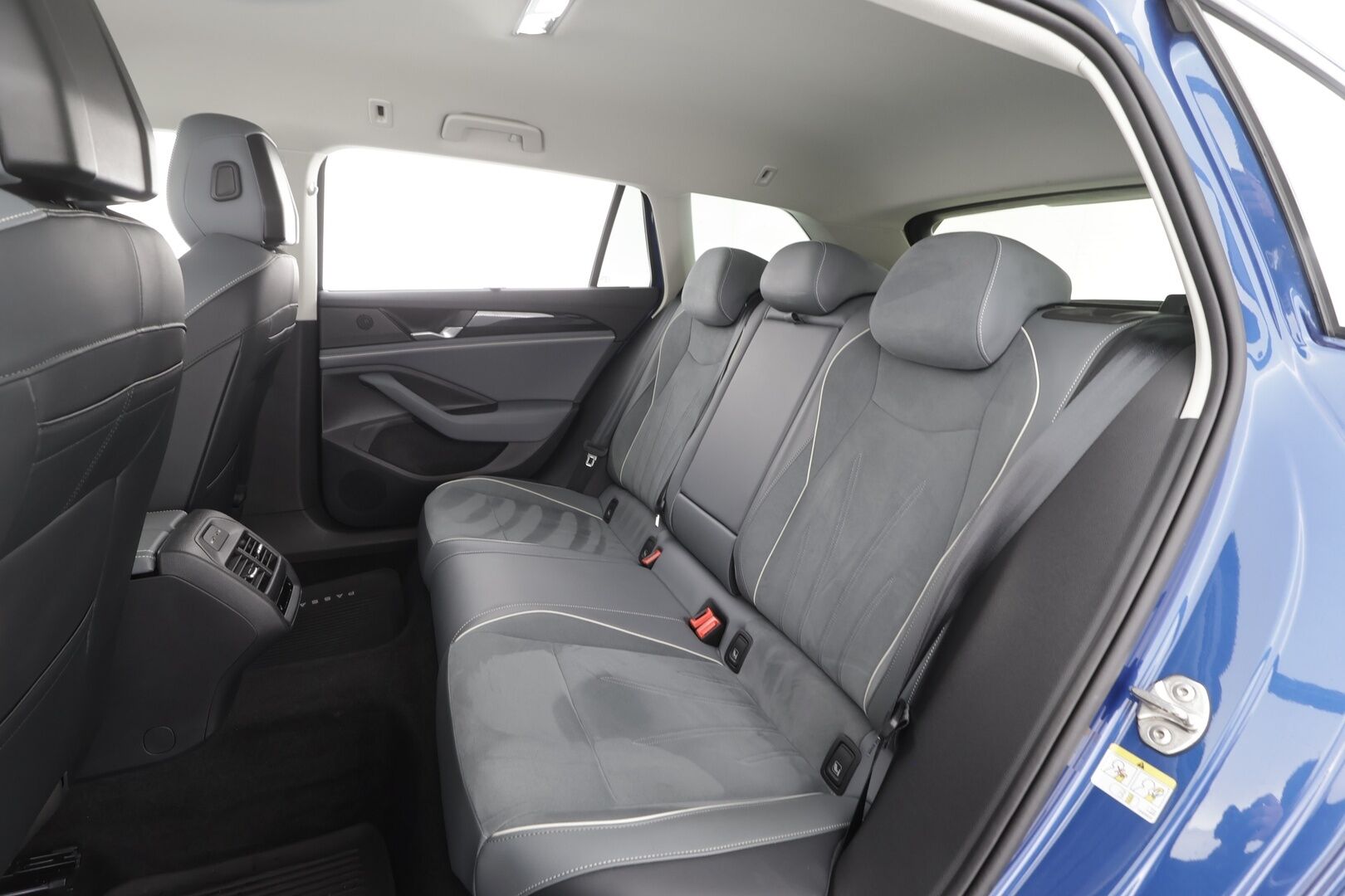 VOLKSWAGEN PASSAT 2024 Variant Business 1,5 eTSI 110 kW DSG -  ACC | Webasto | Koukku | LED | Hierovat Sporttipenkit | Peruutuskamera | Apple&Android | Kahdet Renkaat Aluvantein!