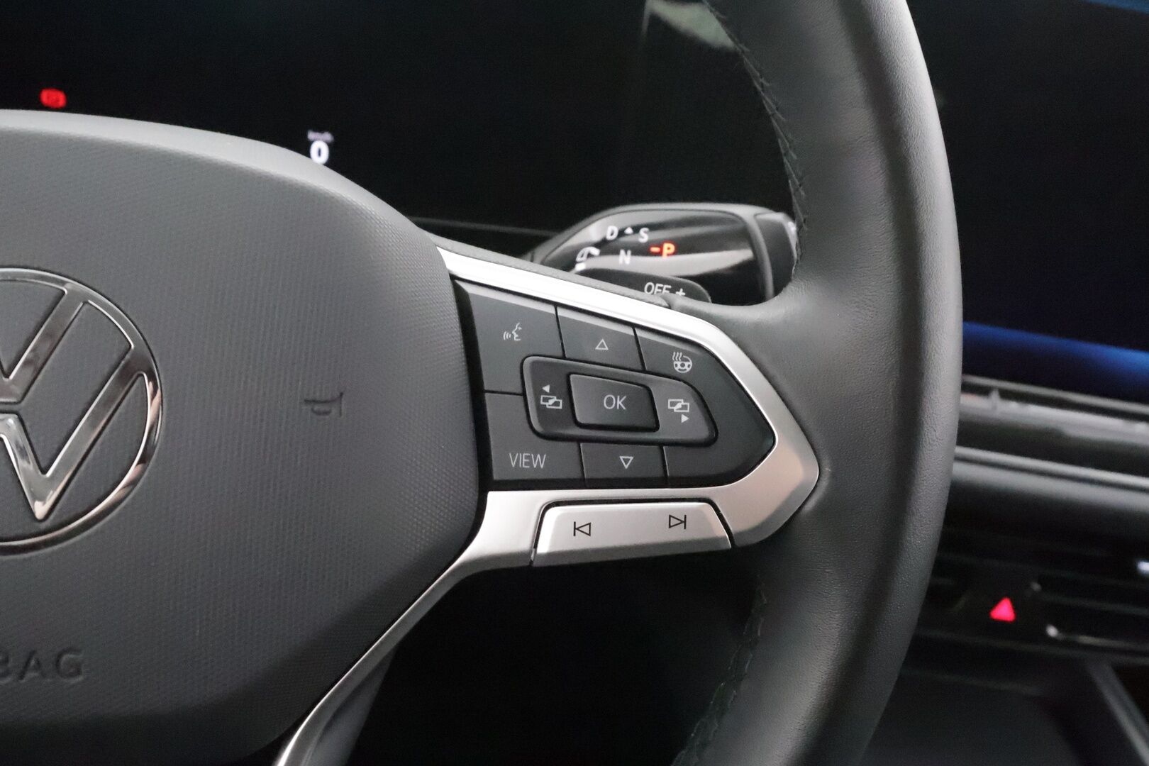 VOLKSWAGEN PASSAT 2024 Variant Business 1,5 eTSI 110 kW DSG -  ACC | Webasto | Koukku | LED | Hierovat Sporttipenkit | Peruutuskamera | Apple&Android | Kahdet Renkaat Aluvantein!