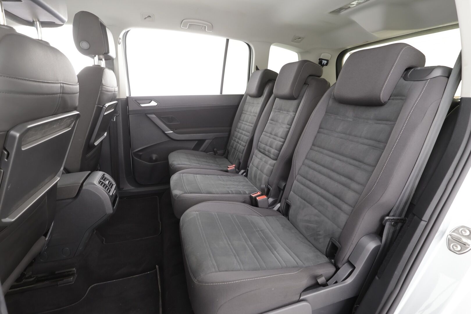 VOLKSWAGEN TOURAN 2023 Comfort Family 2,0 TDI SCR 110 kW DSG-automaatti 7-Paikkainen - Hieronta | Matrix LED | Vetokoukku | Adapt.Vakkari | Digimittari | Peruutuskamera | Navi | Huippuvarusteltu!