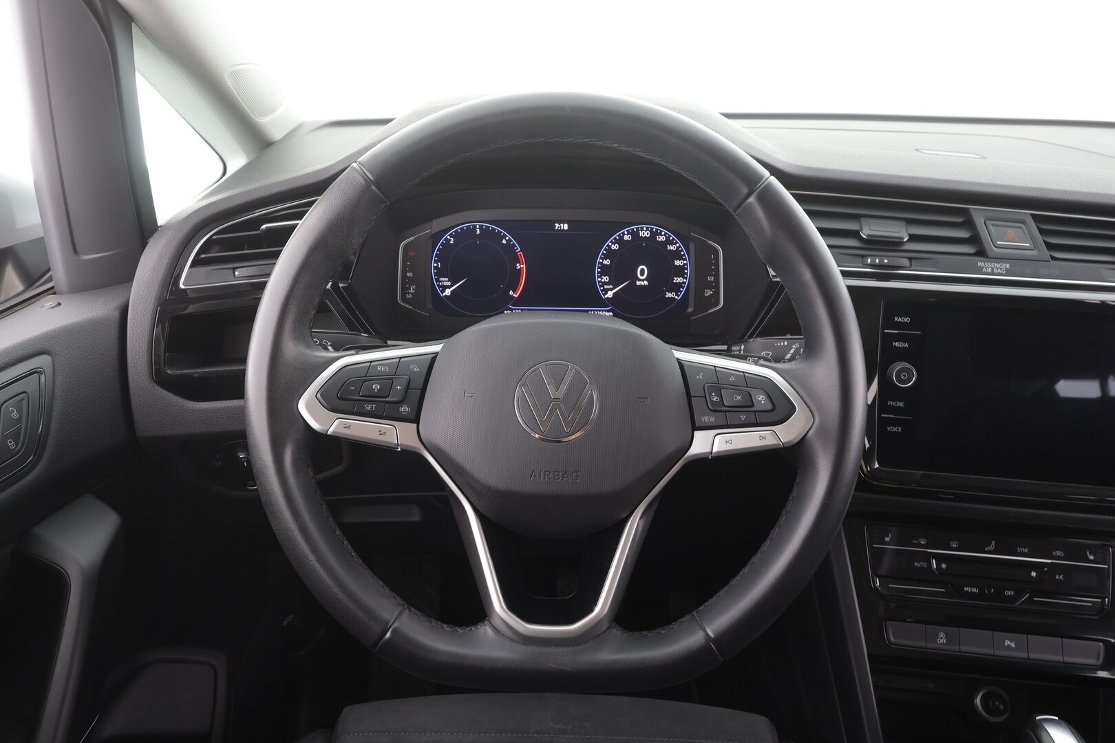 VOLKSWAGEN TOURAN 2023 Comfort Family 2,0 TDI SCR 110 kW DSG-automaatti 7-Paikkainen - Hieronta | Matrix LED | Vetokoukku | Adapt.Vakkari | Digimittari | Peruutuskamera | Navi | Huippuvarusteltu!