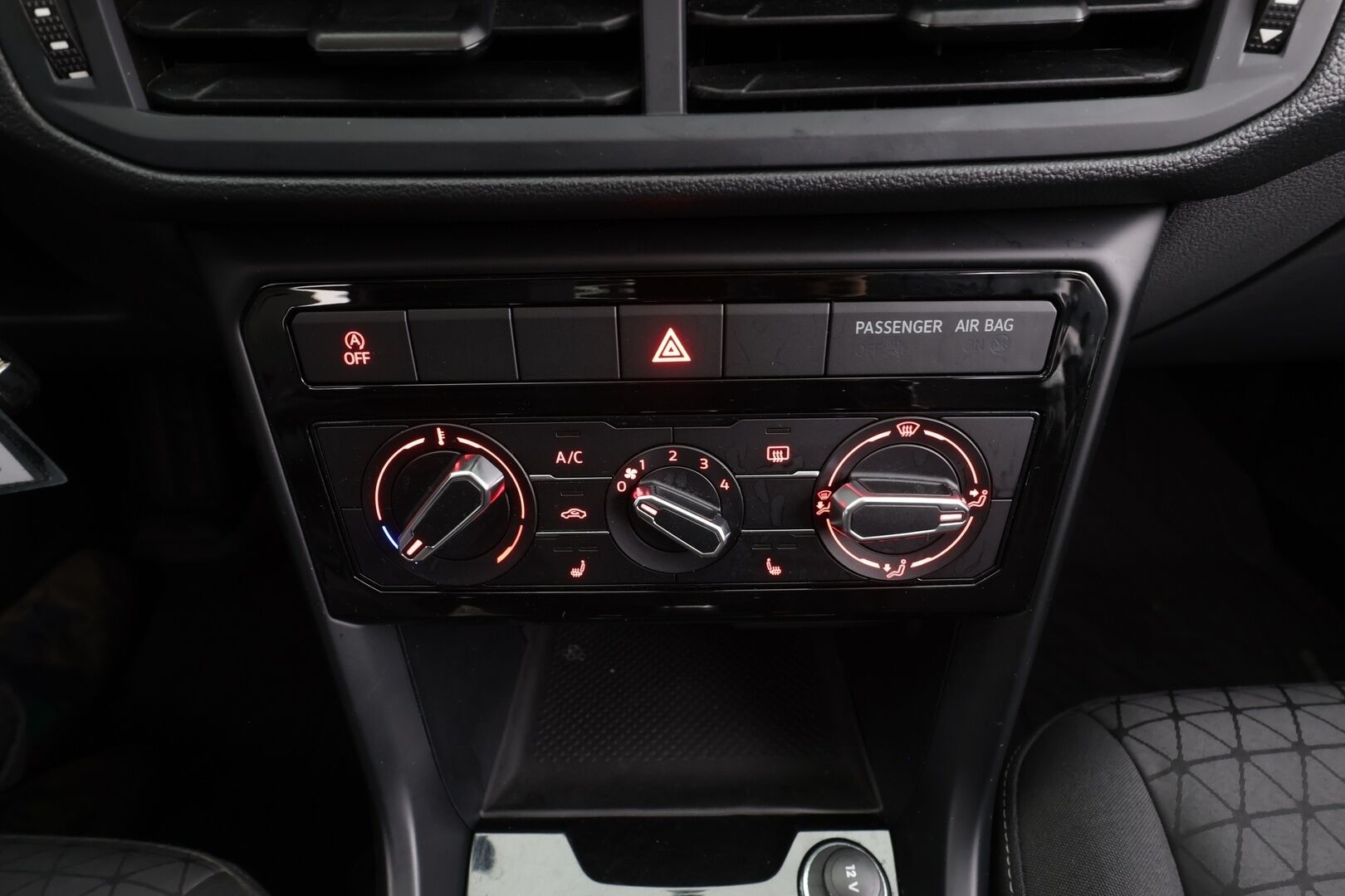 VOLKSWAGEN T-CROSS 2019 1,0 TSI 70 kW - | Vakkari | Kaistavahti | Katveavustin | Bluetooth | Ilmastointi | Penkinlämmittimet | Merkkihuollot | Kahdet renkaat |