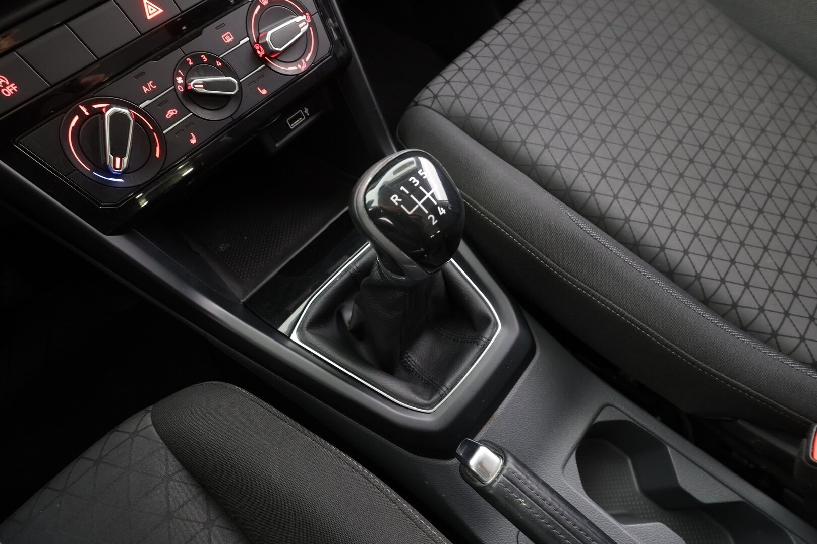 VOLKSWAGEN T-CROSS 2019 1,0 TSI 70 kW - | Vakkari | Kaistavahti | Katveavustin | Bluetooth | Ilmastointi | Penkinlämmittimet | Merkkihuollot | Kahdet renkaat |