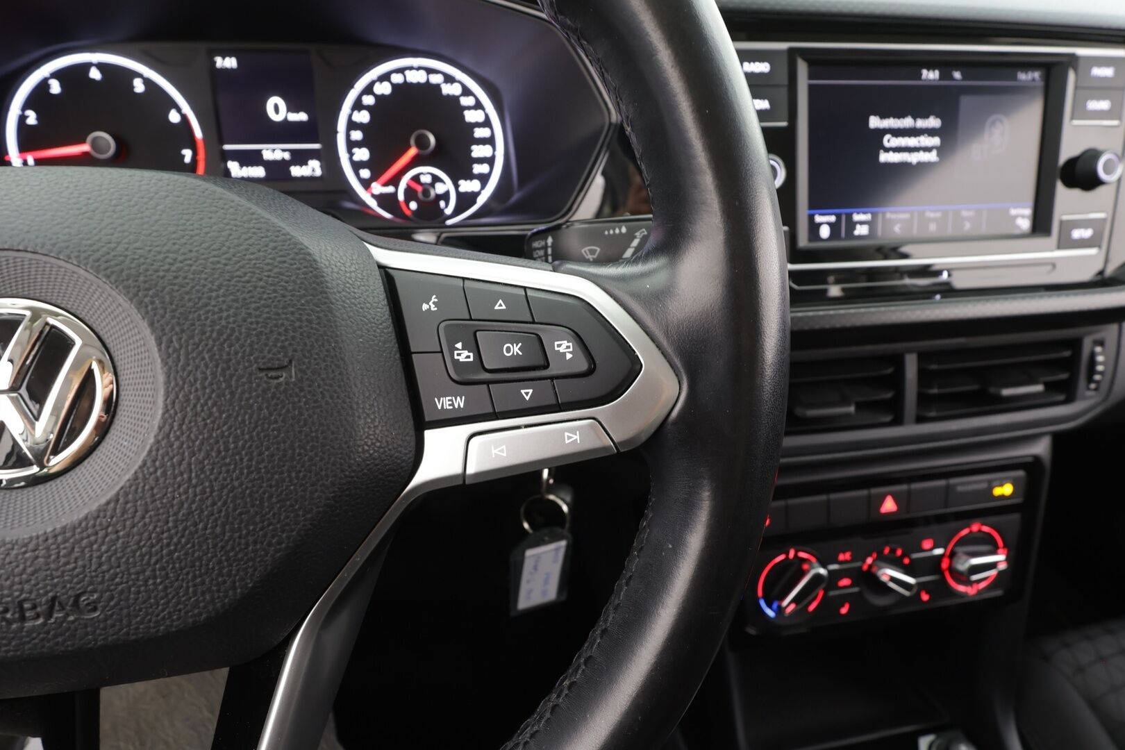 VOLKSWAGEN T-CROSS 2019 1,0 TSI 70 kW - | Vakkari | Kaistavahti | Katveavustin | Bluetooth | Ilmastointi | Penkinlämmittimet | Merkkihuollot | Kahdet renkaat |