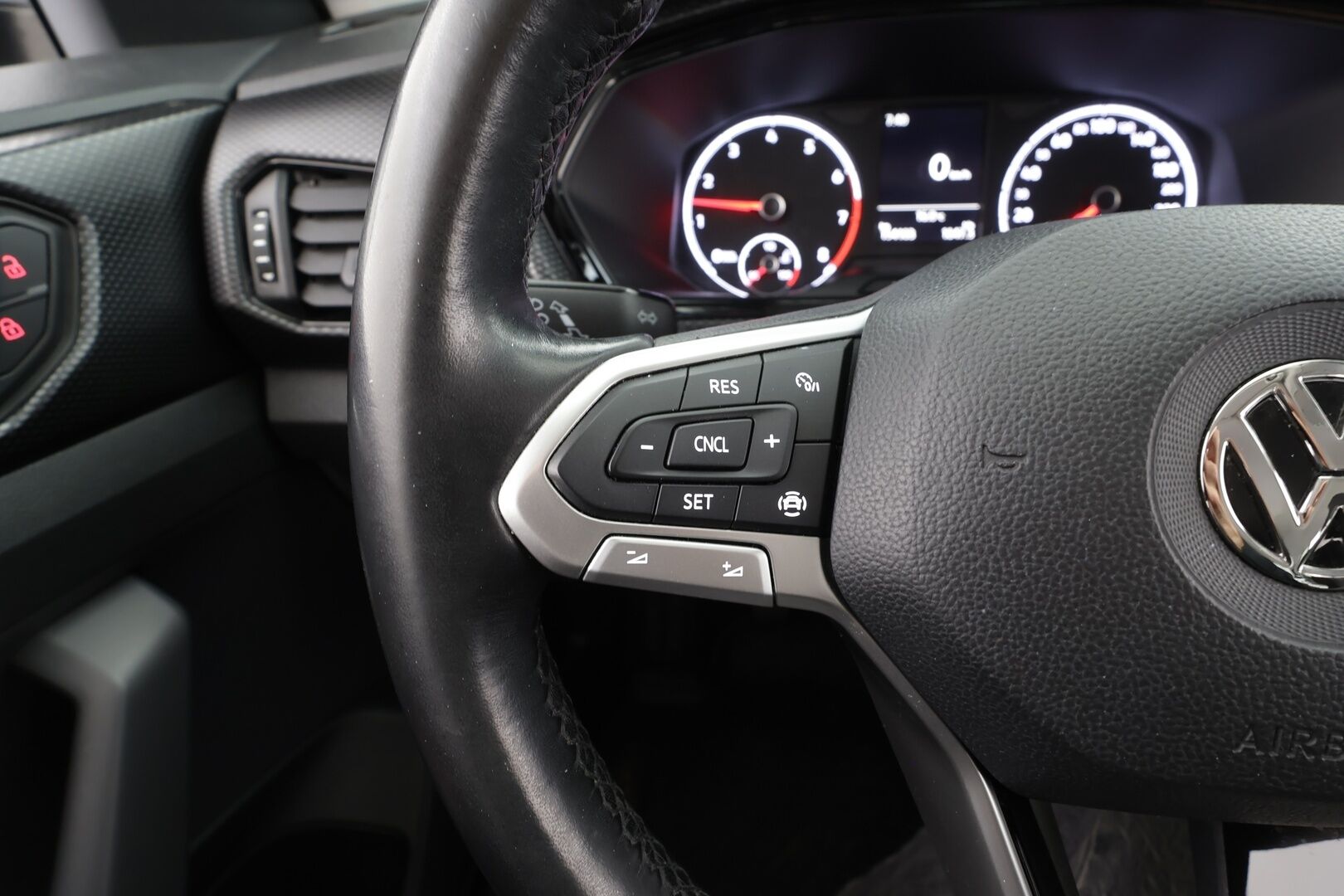 VOLKSWAGEN T-CROSS 2019 1,0 TSI 70 kW - | Vakkari | Kaistavahti | Katveavustin | Bluetooth | Ilmastointi | Penkinlämmittimet | Merkkihuollot | Kahdet renkaat |