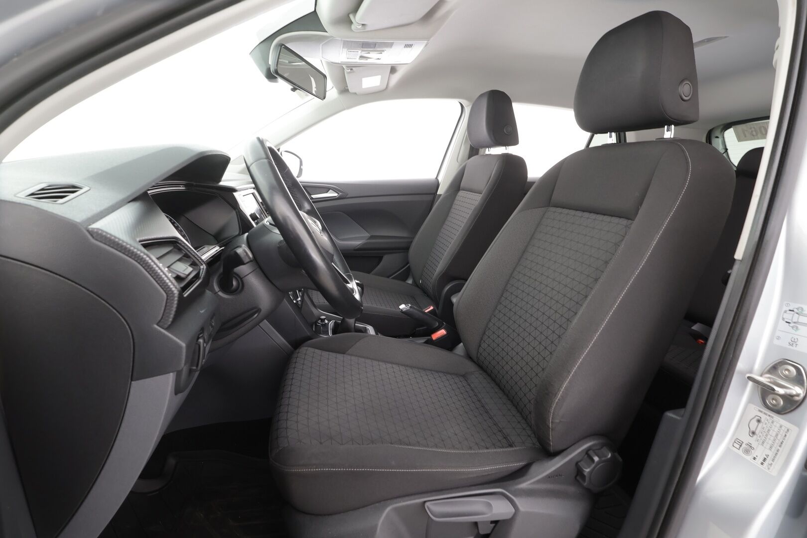 VOLKSWAGEN T-CROSS 2019 1,0 TSI 70 kW - | Vakkari | Kaistavahti | Katveavustin | Bluetooth | Ilmastointi | Penkinlämmittimet | Merkkihuollot | Kahdet renkaat |