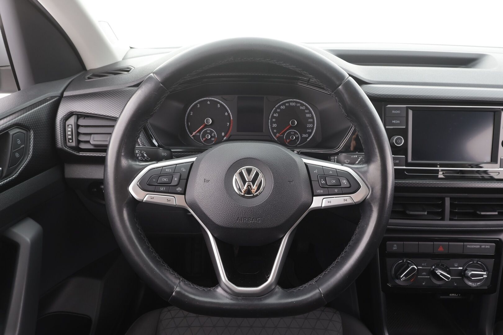 VOLKSWAGEN T-CROSS 2019 1,0 TSI 70 kW - | Vakkari | Kaistavahti | Katveavustin | Bluetooth | Ilmastointi | Penkinlämmittimet | Merkkihuollot | Kahdet renkaat |