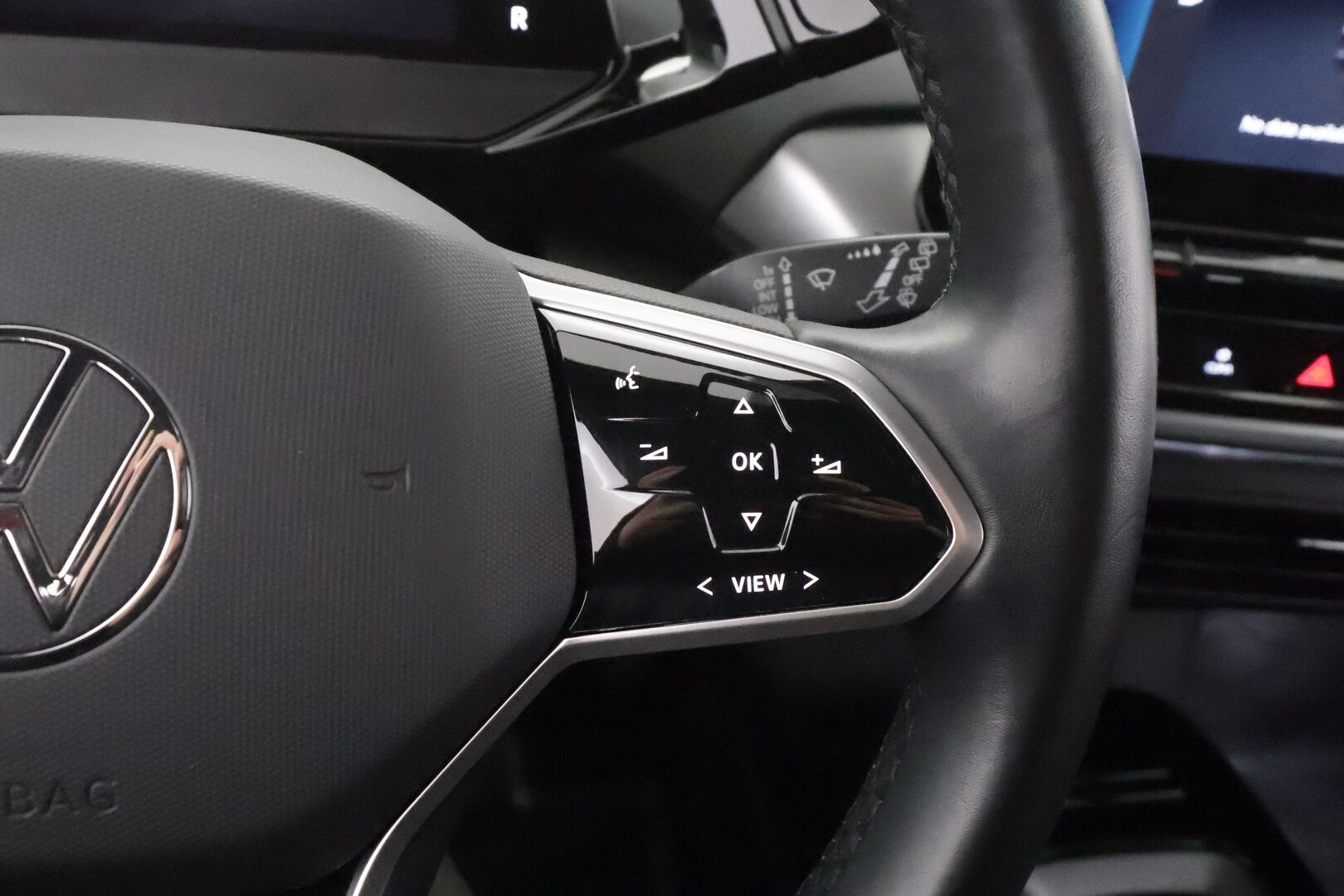 VOLKSWAGEN ID.4 2023 Pro Performance 150 kW, akku 77 kWh - | ACC | ILP | Koukku | IQ.Light | P.Kamera | Navi | Keyless | Ratinlämmitin | Ambient | Kahdet renkaat aluvanteilla | Merkkihuollettu |