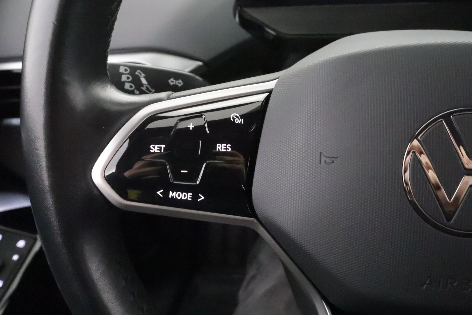 VOLKSWAGEN ID.4 2023 Pro Performance 150 kW, akku 77 kWh - | ACC | ILP | Koukku | IQ.Light | P.Kamera | Navi | Keyless | Ratinlämmitin | Ambient | Kahdet renkaat aluvanteilla | Merkkihuollettu |