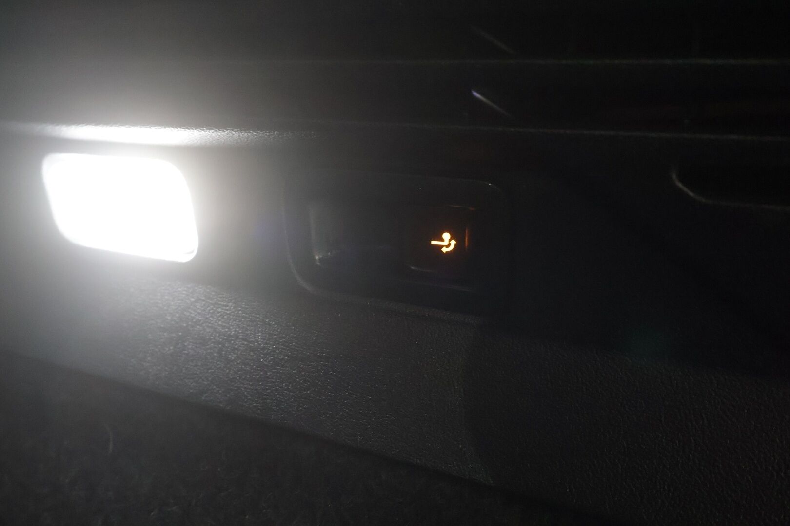VOLKSWAGEN ID.4 2023 Pro Performance 150 kW, akku 77 kWh - | ACC | ILP | Koukku | IQ.Light | P.Kamera | Navi | Keyless | Ratinlämmitin | Ambient | Kahdet renkaat aluvanteilla | Merkkihuollettu |