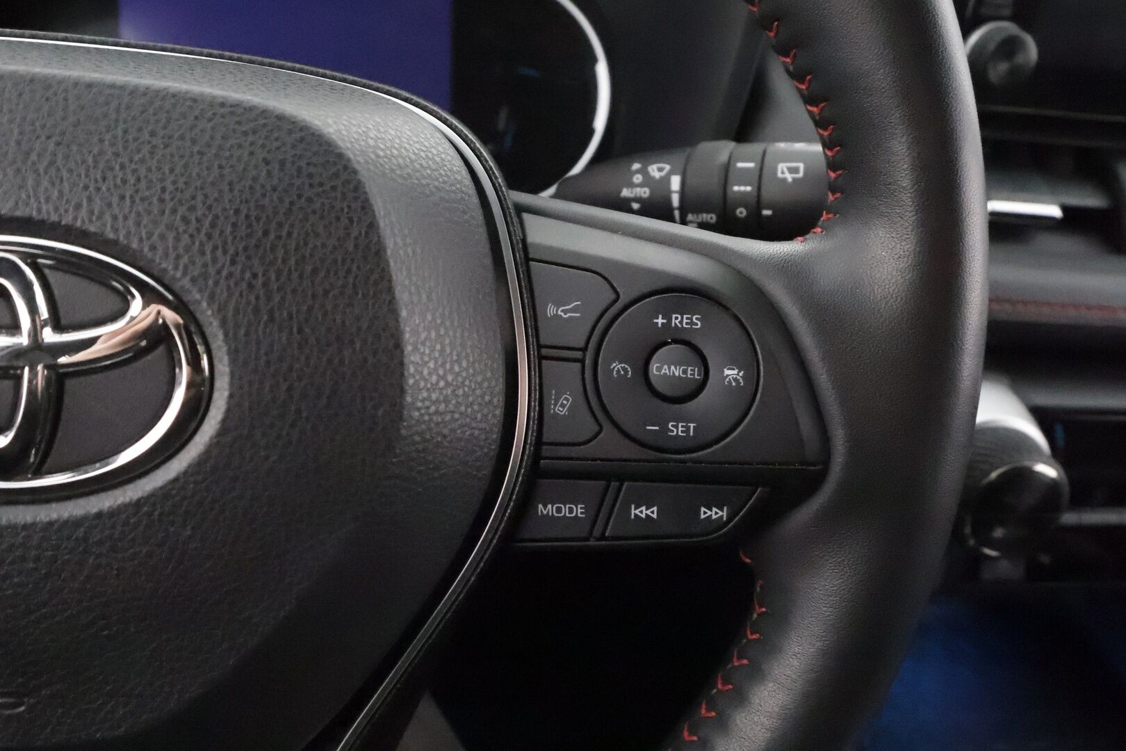 TOYOTA RAV4 PLUG-IN 2022 Hybrid 2,5 AWD-i Active - ACC | Lisälämmitin | Sähköpenkki | Peruutuskamera | Keyless | Lämm. ohjauspyörä | Apple & Android | 2x renkaat aluvantein | Merkkihuoltohistoria | ALV |