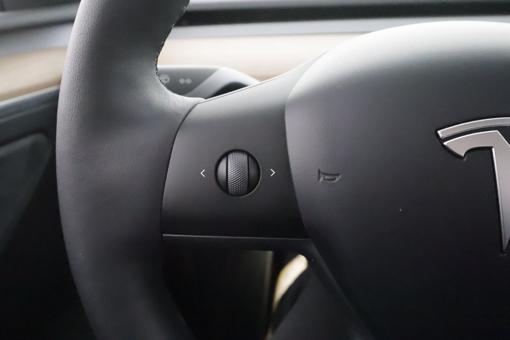 TESLA MODEL Y 2023 Long Range AWD  - | Koukku | ILP | Lasikatto | ACC | Matrix-LED | P.Kamera | Muistipenkki | Premium Audio | Kaistavahti | Navi | Keyless | 2x Latauskaapelit | Kahdet renkaat | 