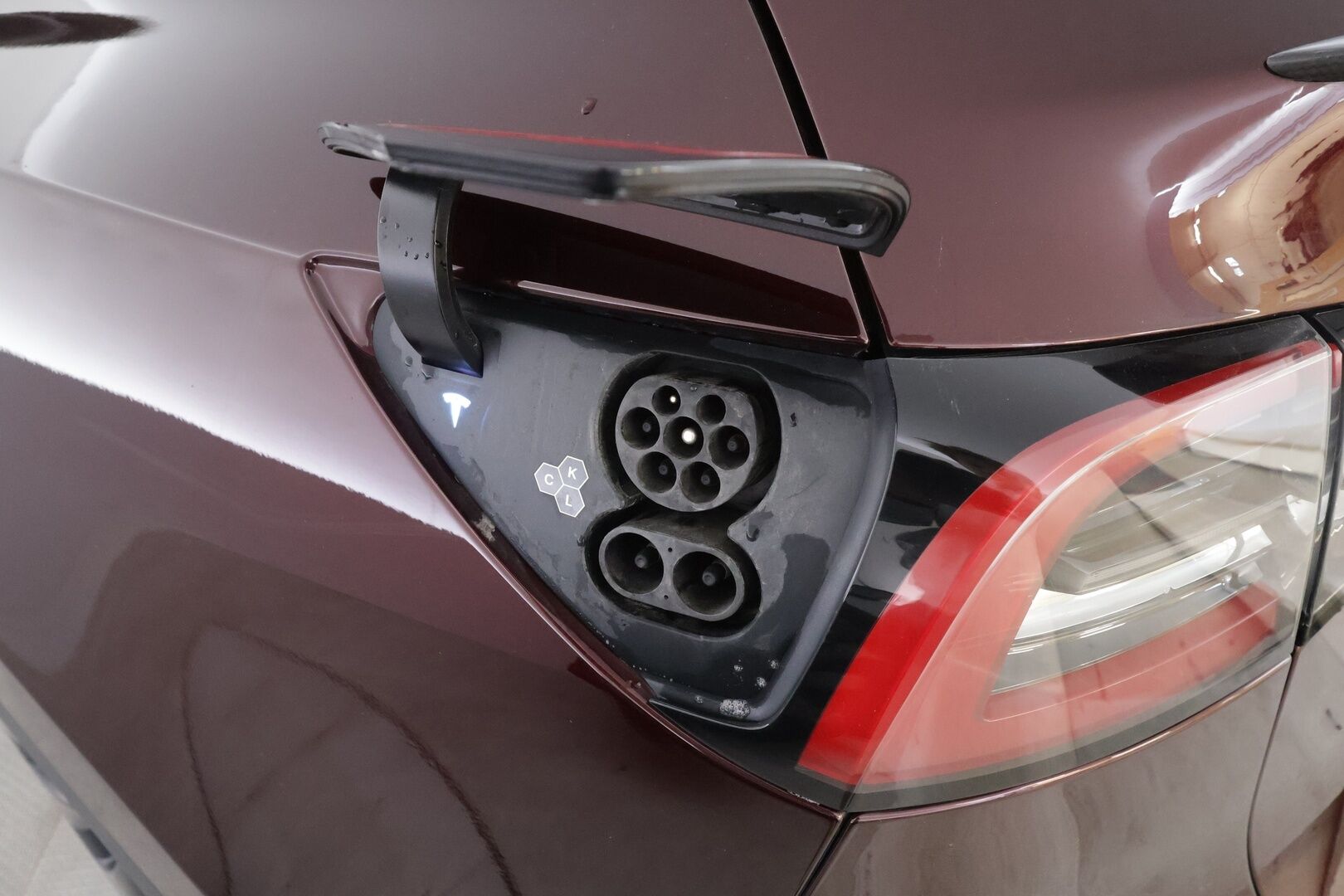 TESLA MODEL Y 2023 Performance - | Koukku | ILP | Lasikatto | ACC | Matrix-LED | P.Kamera | Muistipenkki | Premium Audio | Kaistavahti | Navi | Keyless | 2x Latauskaapelit | Kahdet renkaat |