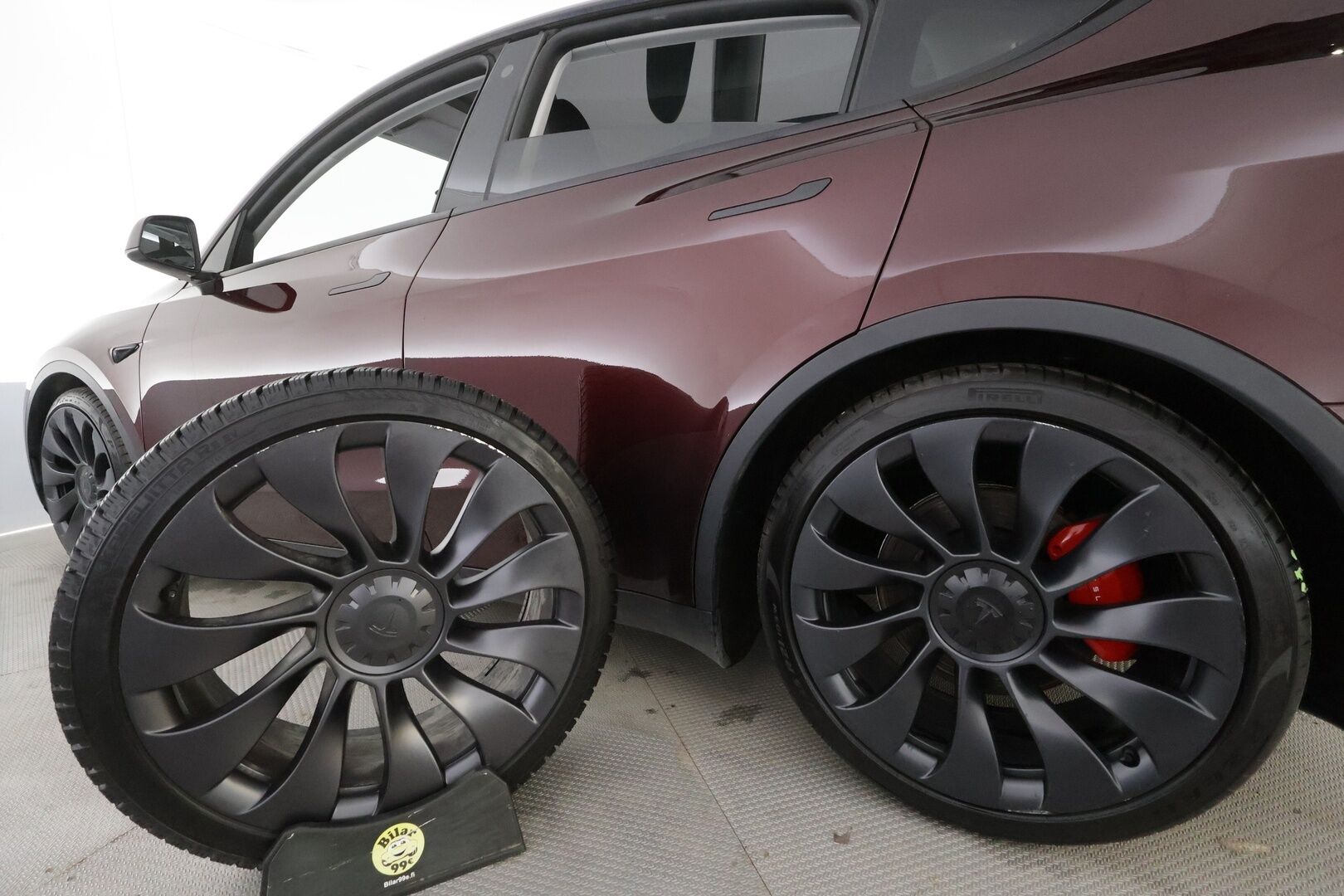 TESLA MODEL Y 2023 Performance - | Koukku | ILP | Lasikatto | ACC | Matrix-LED | P.Kamera | Muistipenkki | Premium Audio | Kaistavahti | Navi | Keyless | 2x Latauskaapelit | Kahdet renkaat |