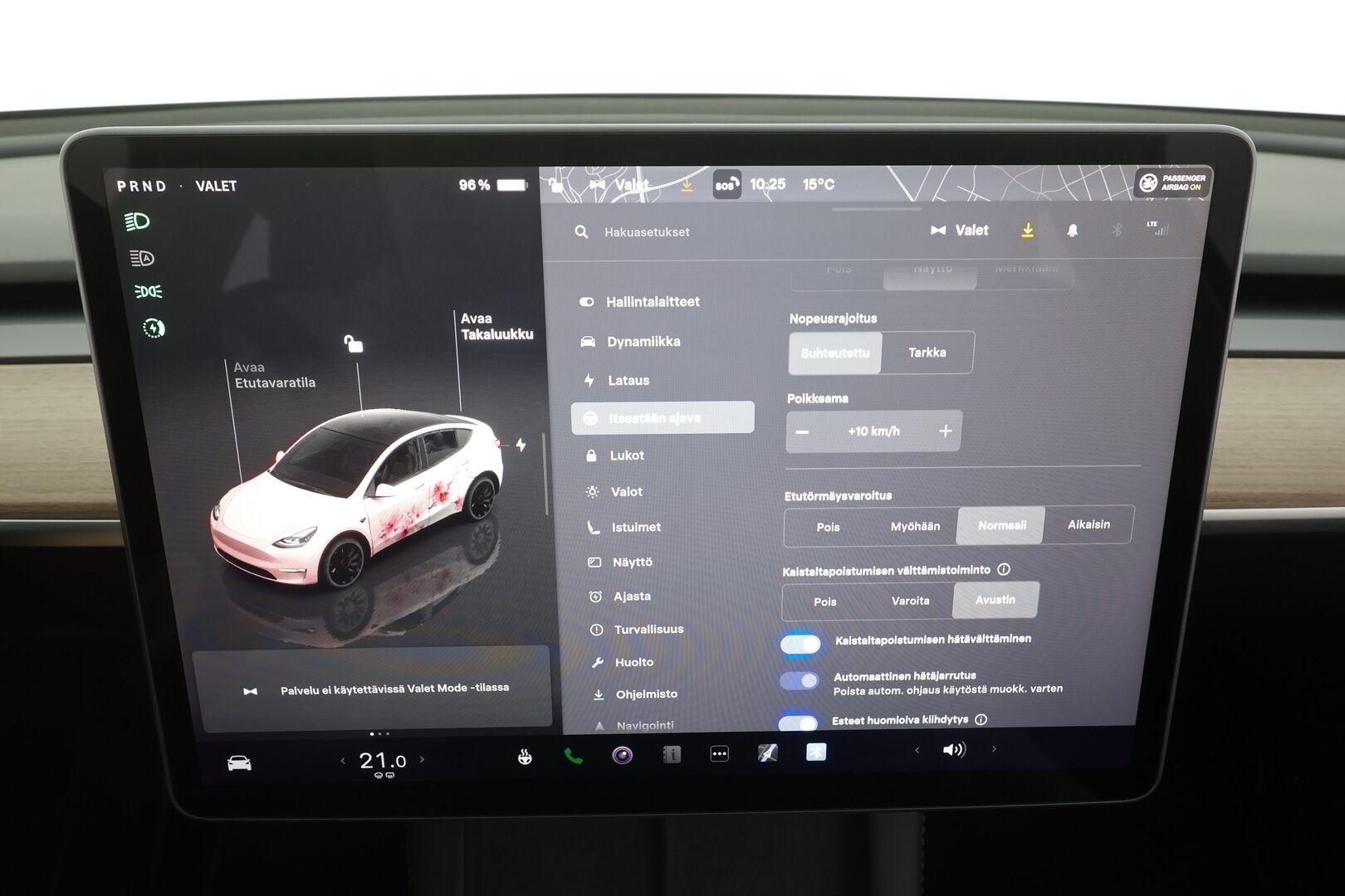 TESLA MODEL Y 2023 Performance - | Koukku | ILP | Lasikatto | ACC | Matrix-LED | P.Kamera | Muistipenkki | Premium Audio | Kaistavahti | Navi | Keyless | 2x Latauskaapelit | Kahdet renkaat |