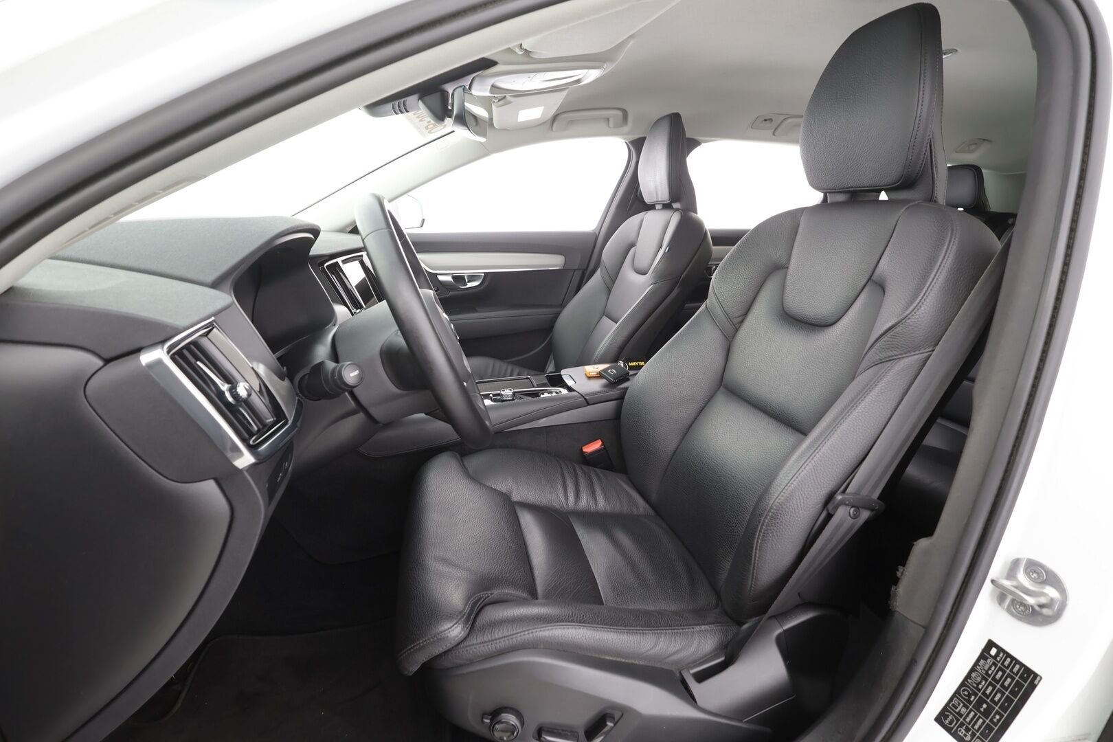 Volvo V90 2023 T6 AWD Long Range Core aut - | Pilot assist | Webasto | Koukku | Full-LED | Muistipenkit | P.Kamera | Keyless | Apple&Android | Kahdet Renkaat |