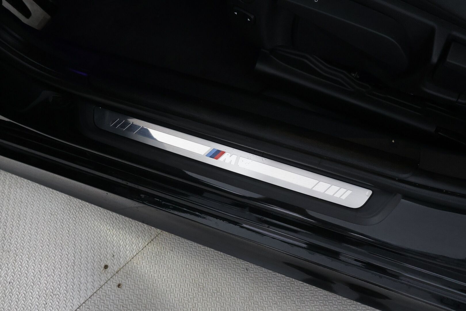 BMW 330 2021 G21 Touring 330i A xDrive Business M-Sport - LED | H&K | Sporttipenkit | P.Tutkat | Navi | Kaistavahti | Digimittaristo | Vakkari | Merkkihuollot