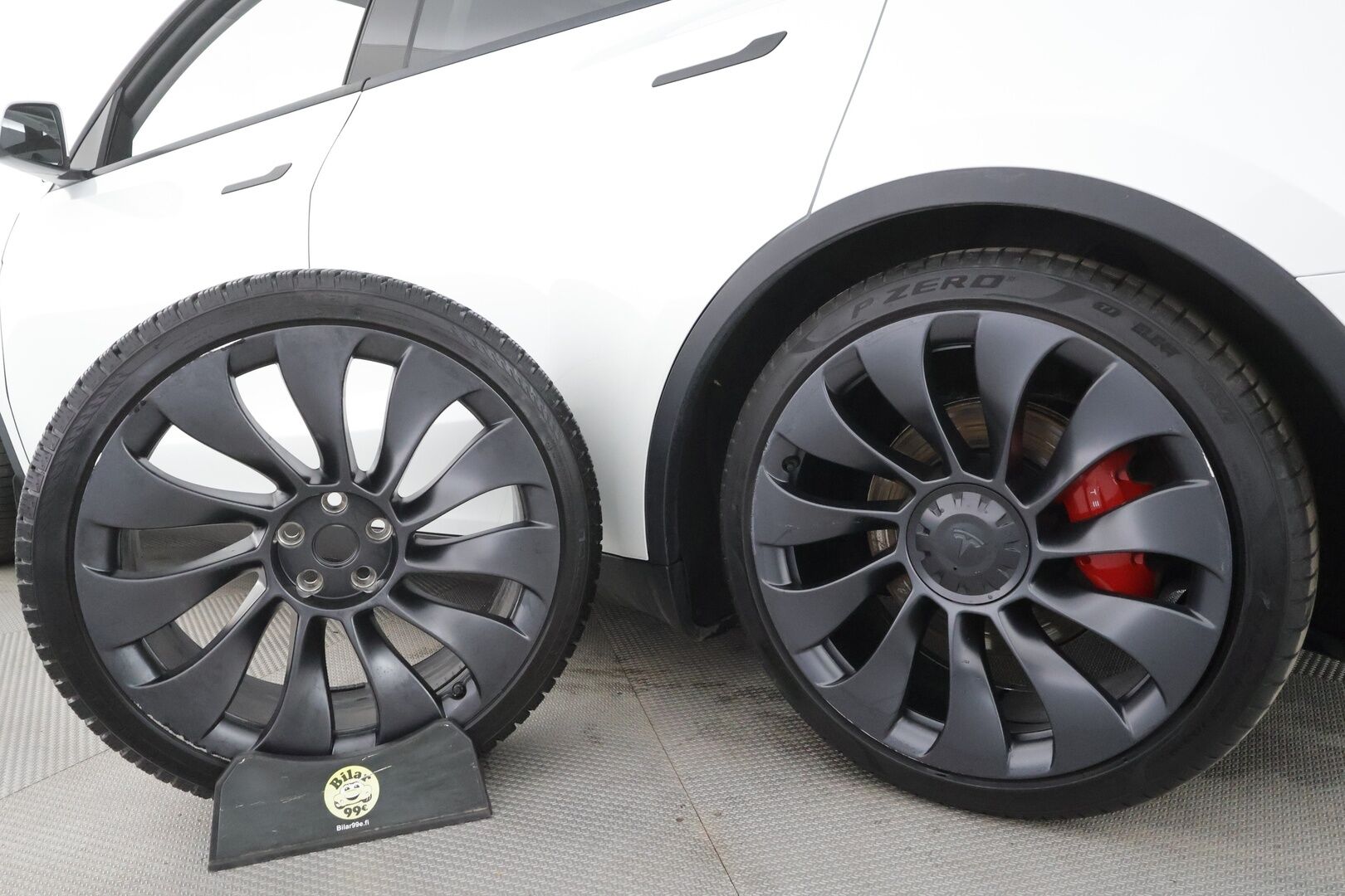 TESLA MODEL Y 2023 Performance - | ILP | Koukku | Lasikatto | ACC | Matrix-LED | P.Kamera | Muistipenkki | Premium Audio | Kaistavahti | Navi | Keyless | 2x Latauskaapelit | Kahdet renkaat |