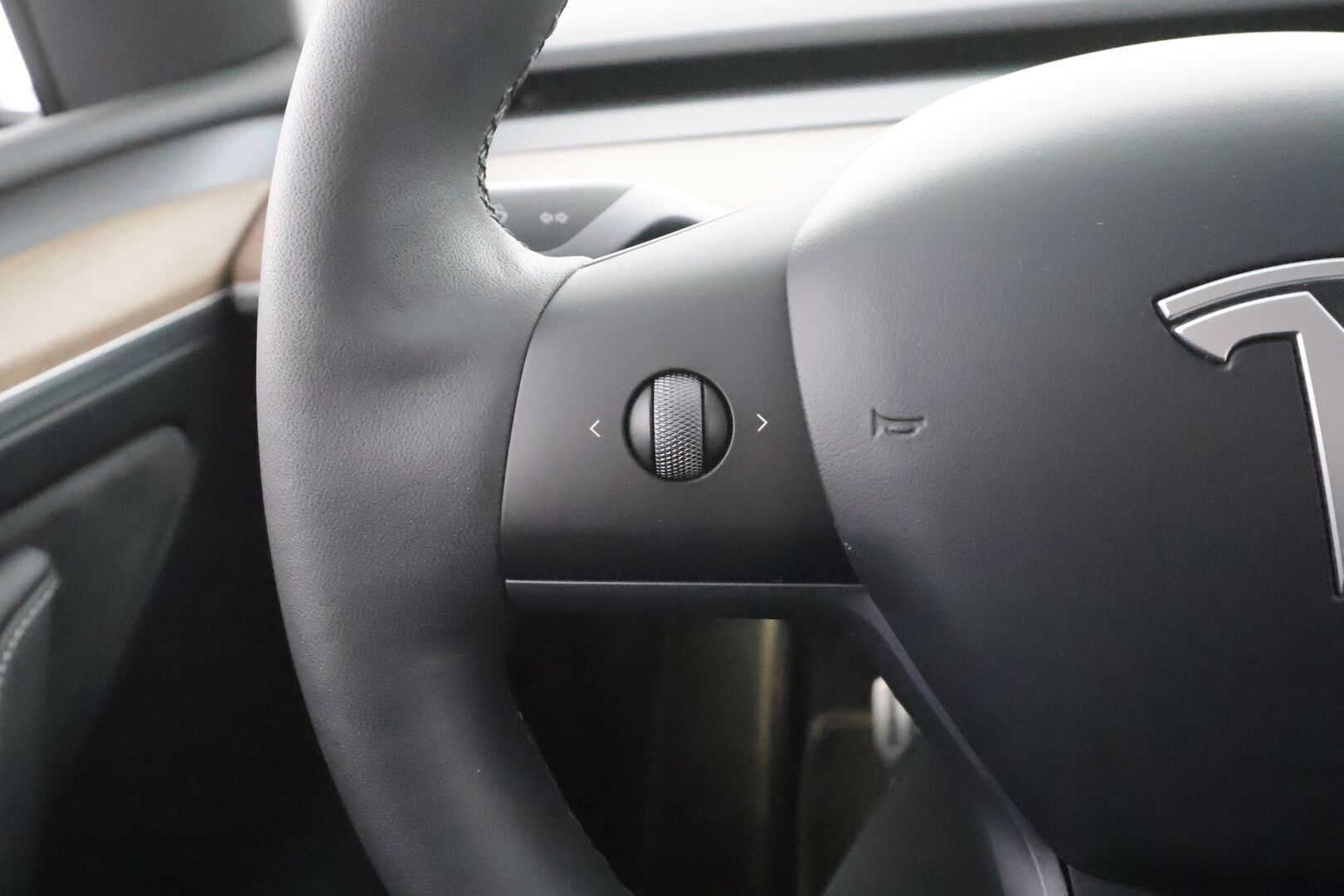 TESLA MODEL Y 2023 Performance - | ILP | Koukku | Lasikatto | ACC | Matrix-LED | P.Kamera | Muistipenkki | Premium Audio | Kaistavahti | Navi | Keyless | 2x Latauskaapelit | Kahdet renkaat |