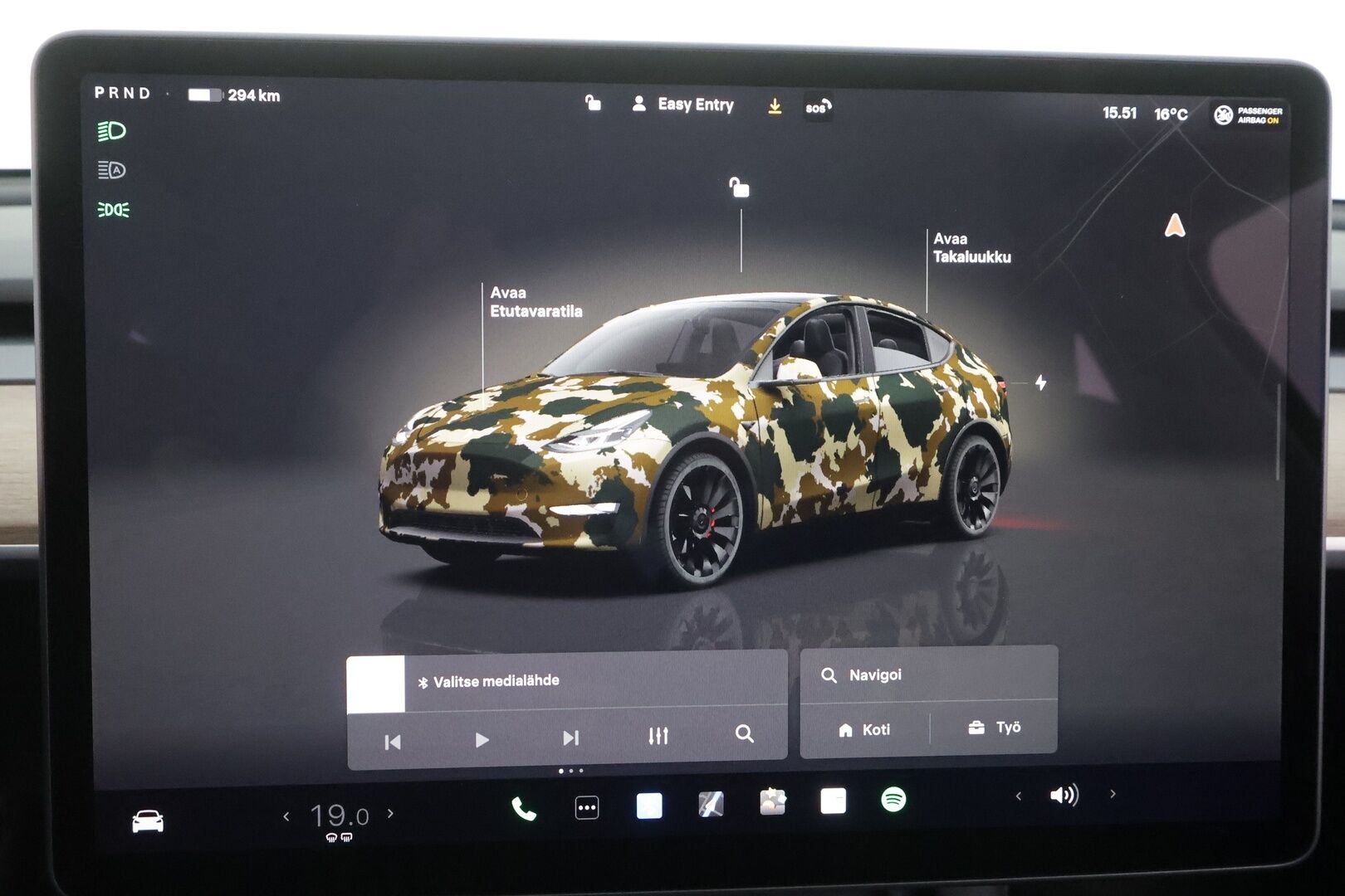 TESLA MODEL Y 2023 Performance - | ILP | Koukku | Lasikatto | ACC | Matrix-LED | P.Kamera | Muistipenkki | Premium Audio | Kaistavahti | Navi | Keyless | 2x Latauskaapelit | Kahdet renkaat |