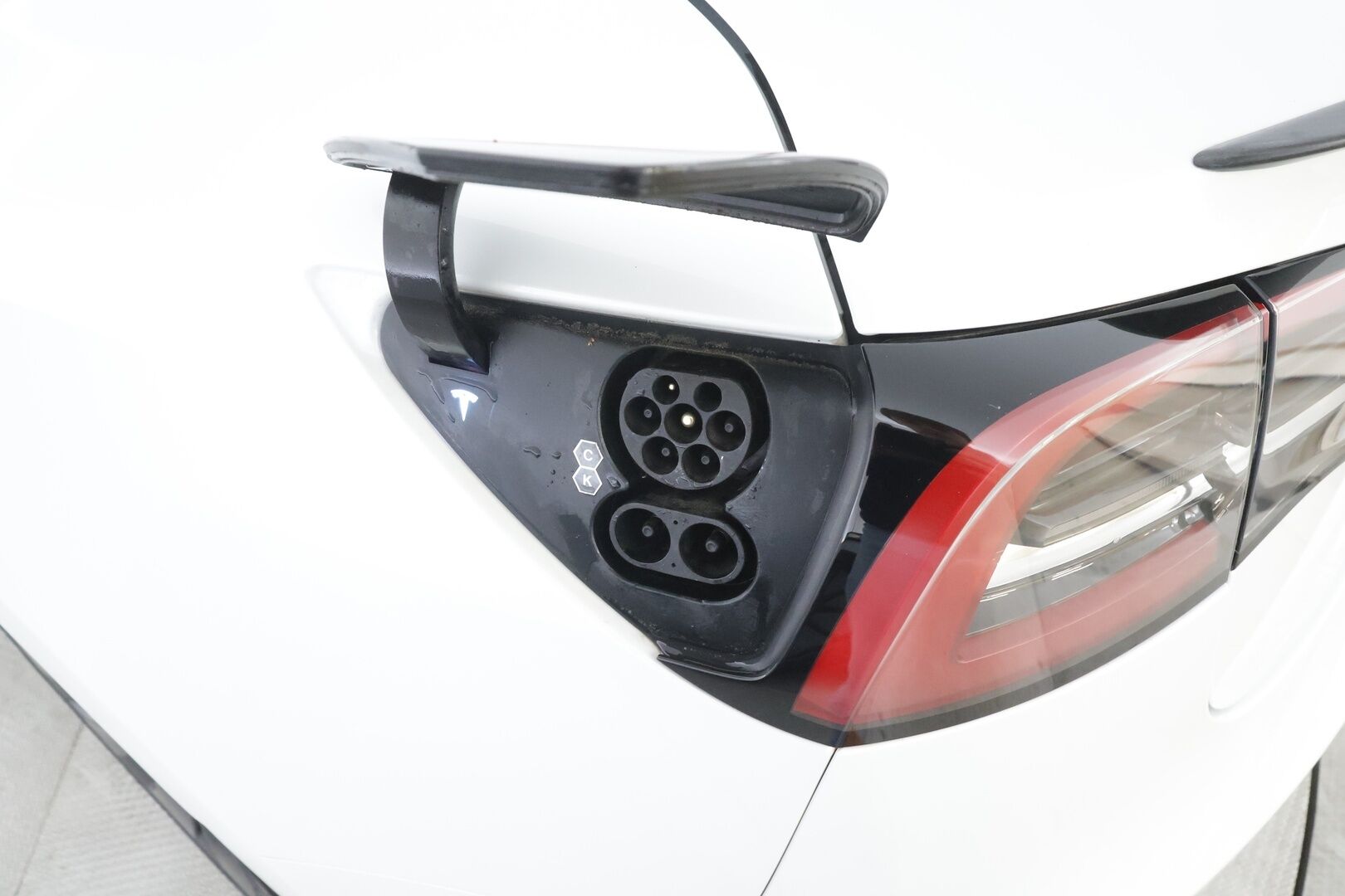 TESLA MODEL 3 2023 Performance - | ILP | ACC | Lasikatto | Matrix | P.Kamera | Muistipenkki | Premium Audio | Navi | Kaistavahti | Keyless | Kahdet renkaat | 2x Latauskaapelit |