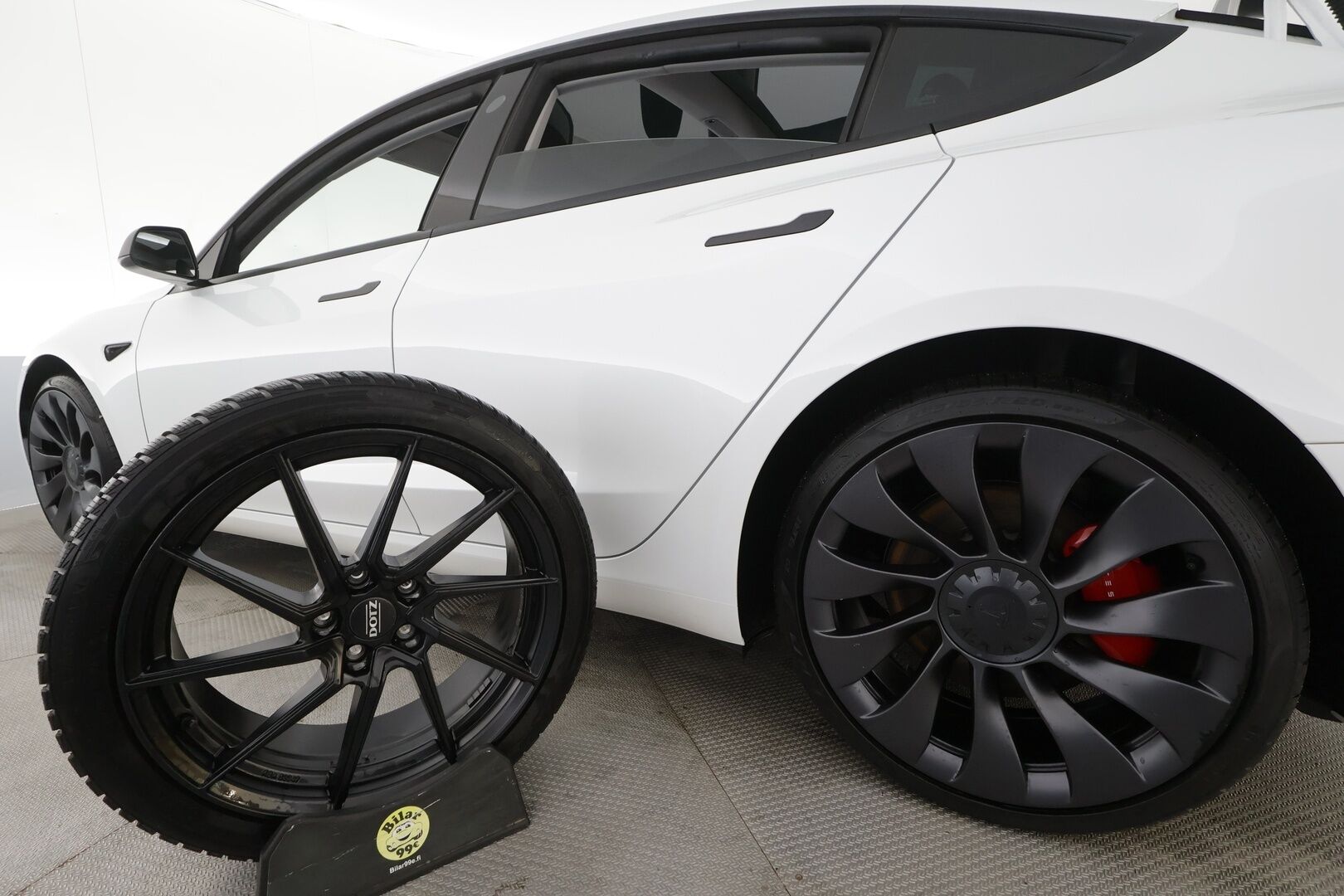 TESLA MODEL 3 2023 Performance - | ILP | ACC | Lasikatto | Matrix | P.Kamera | Muistipenkki | Premium Audio | Navi | Kaistavahti | Keyless | Kahdet renkaat | 2x Latauskaapelit |