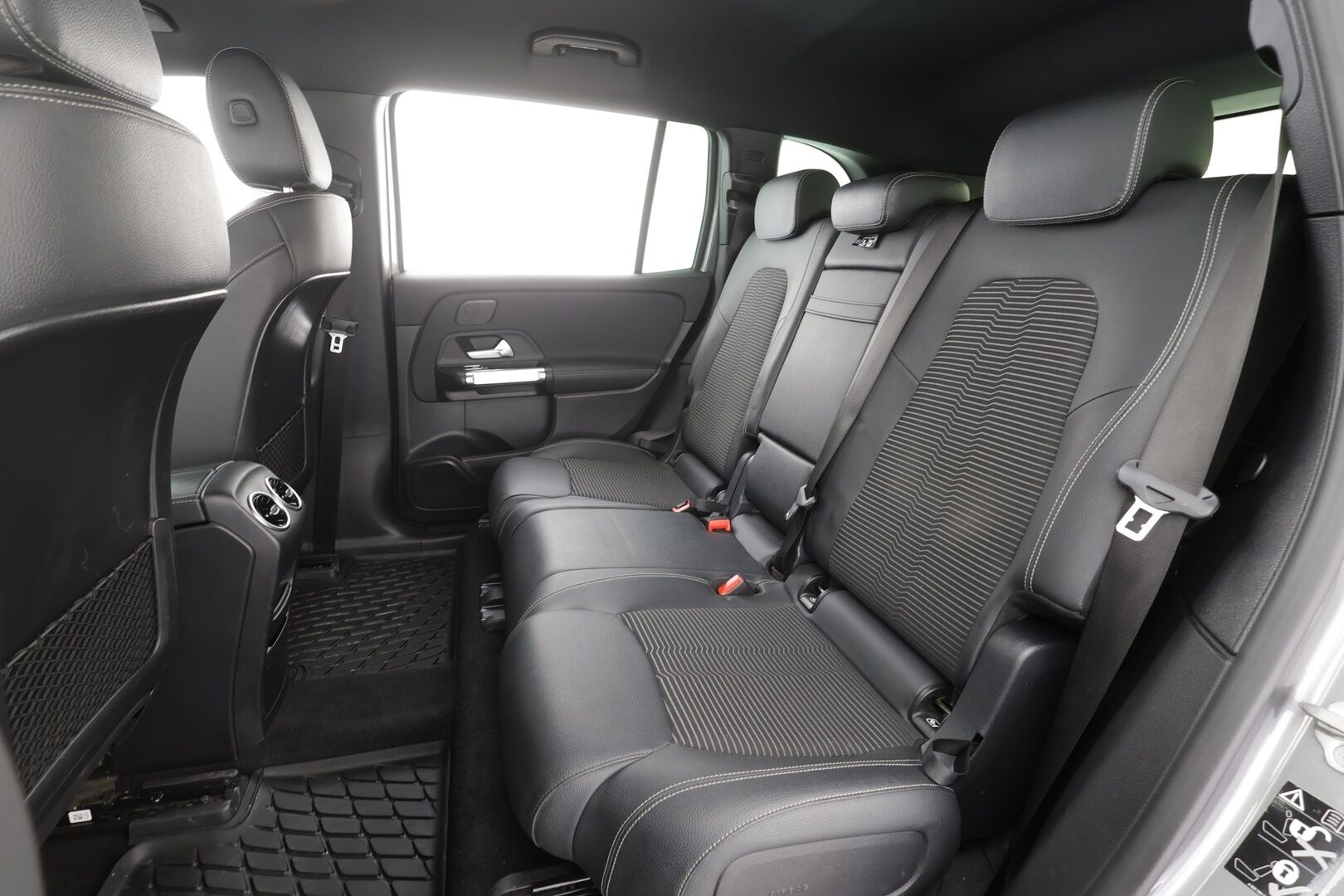 MERCEDES-BENZ EQB 2023 300 4MATIC Business - | ACC | ILP | Widescreen | Ambient | Puolinahat | P.kamera | Navi | Sähk. takaluukku | 2x renkaat aluin | ALV | 