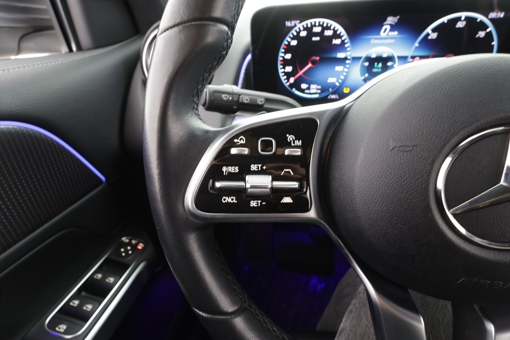MERCEDES-BENZ EQB 2023 300 4MATIC Business - | ACC | ILP | Widescreen | Ambient | Puolinahat | P.kamera | Navi | Sähk. takaluukku | 2x renkaat aluin | ALV | 