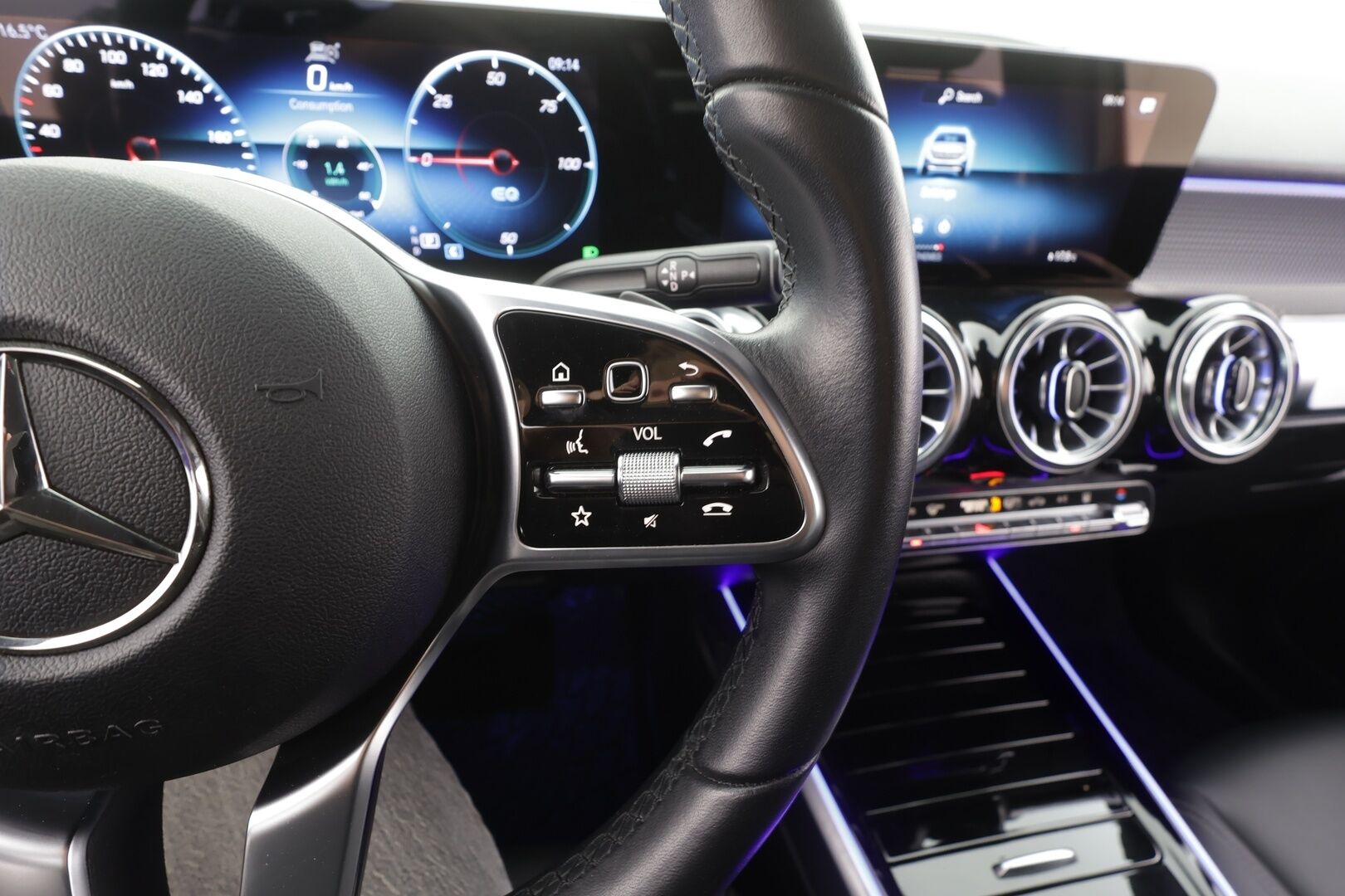 MERCEDES-BENZ EQB 2023 300 4MATIC Business - | ACC | ILP | Widescreen | Ambient | Puolinahat | P.kamera | Navi | Sähk. takaluukku | 2x renkaat aluin | ALV | 