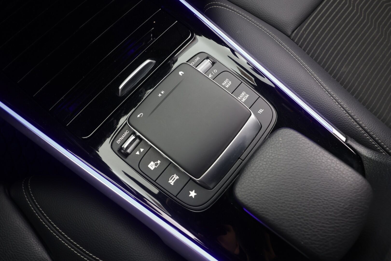 MERCEDES-BENZ EQB 2023 300 4MATIC Business - | ACC | ILP | Widescreen | Ambient | Puolinahat | P.kamera | Navi | Sähk. takaluukku | 2x renkaat aluin | ALV | 