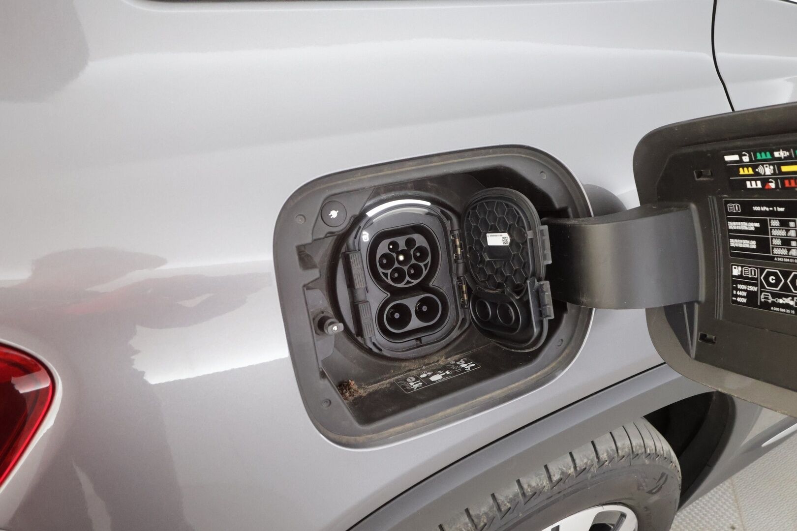 MERCEDES-BENZ EQB 2023 300 4MATIC Business - | ACC | ILP | Widescreen | Ambient | Puolinahat | P.kamera | Navi | Sähk. takaluukku | 2x renkaat aluin | ALV | 