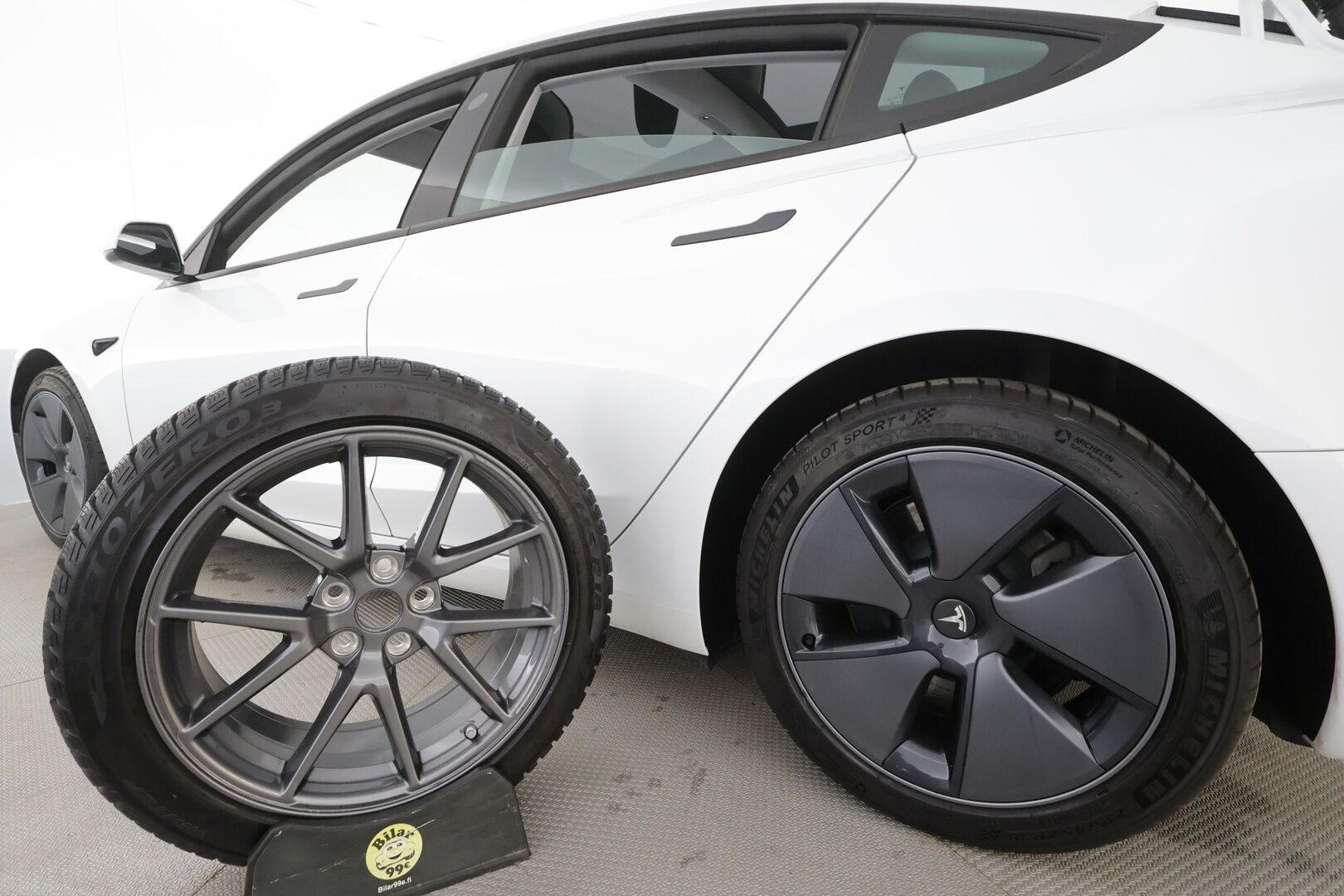 TESLA MODEL 3 2023 Long Range - | Koukku | ILP | Lasikatto | ACC | Matrix-LED | Muistipenkki | P.Kamera | Premium Audio | Kaistavahti | Navi | Keyless | 2x Latauskaapelit | Kahdet renkaat 