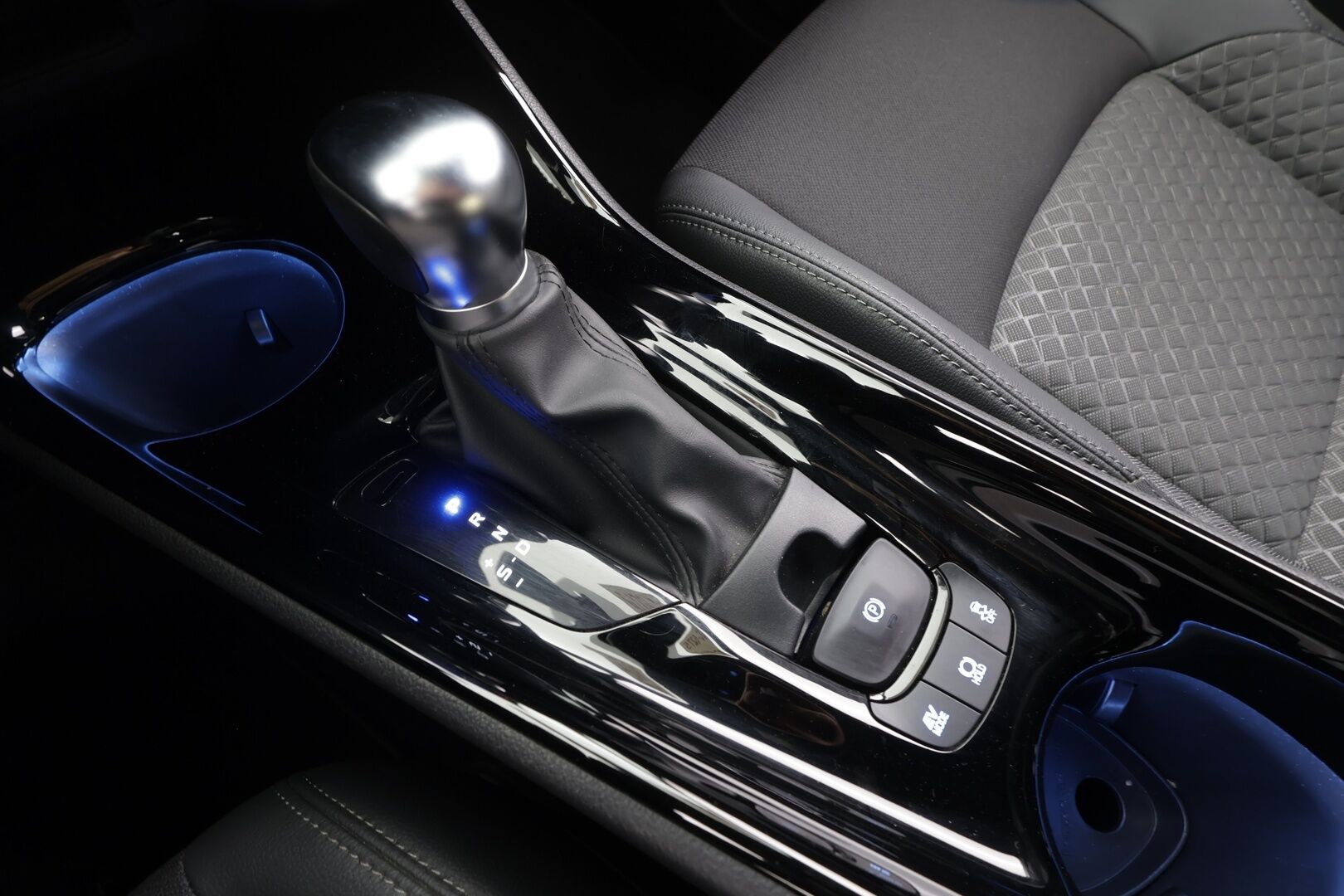 TOYOTA C-HR 2024 2,0 Hybrid Intense - Facelift | Adapt.Vakkari | Peruutuskamera | BLIS | Apple&Android | Adapt.LED | Ratinlämmitys | HUIPPUSIISTI!