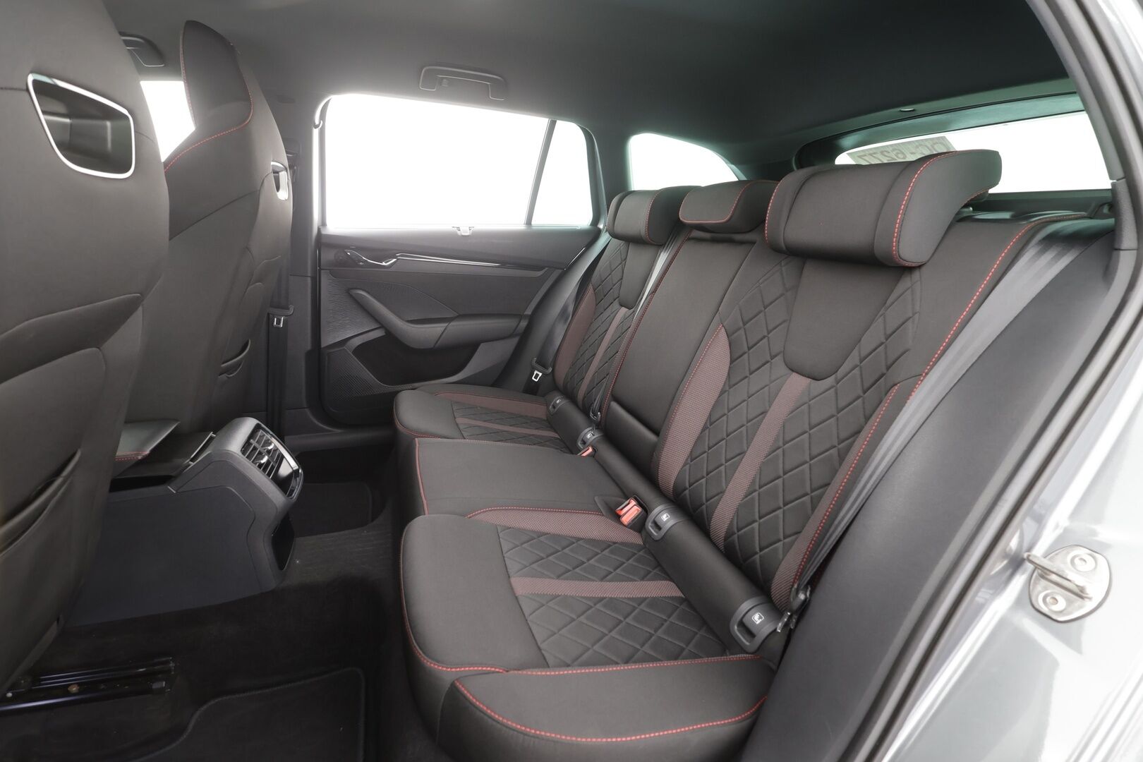 SKODA OCTAVIA 2023 RS Combi 2,0 TSI DSG - ACC | Crystal Matrix LED | Digimittari | Peruutuskamera | Navi | Ratinlämmitys | Sporttipenkit | SmartLink | Huippuvarusteet!