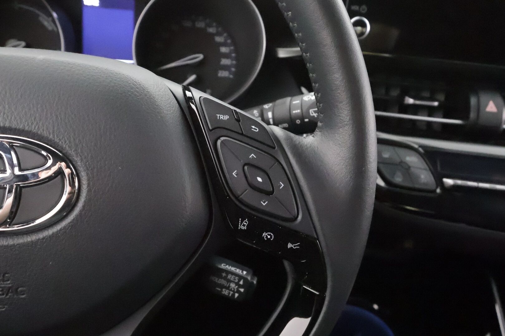 Toyota C-HR 2023 1,8 Hybrid Active - | ACC | LED | Facelift | P.kamera | Navi | Lämm. ratti | BSM | Keyless | Merkkihuollot | 2x renkaat aluin |