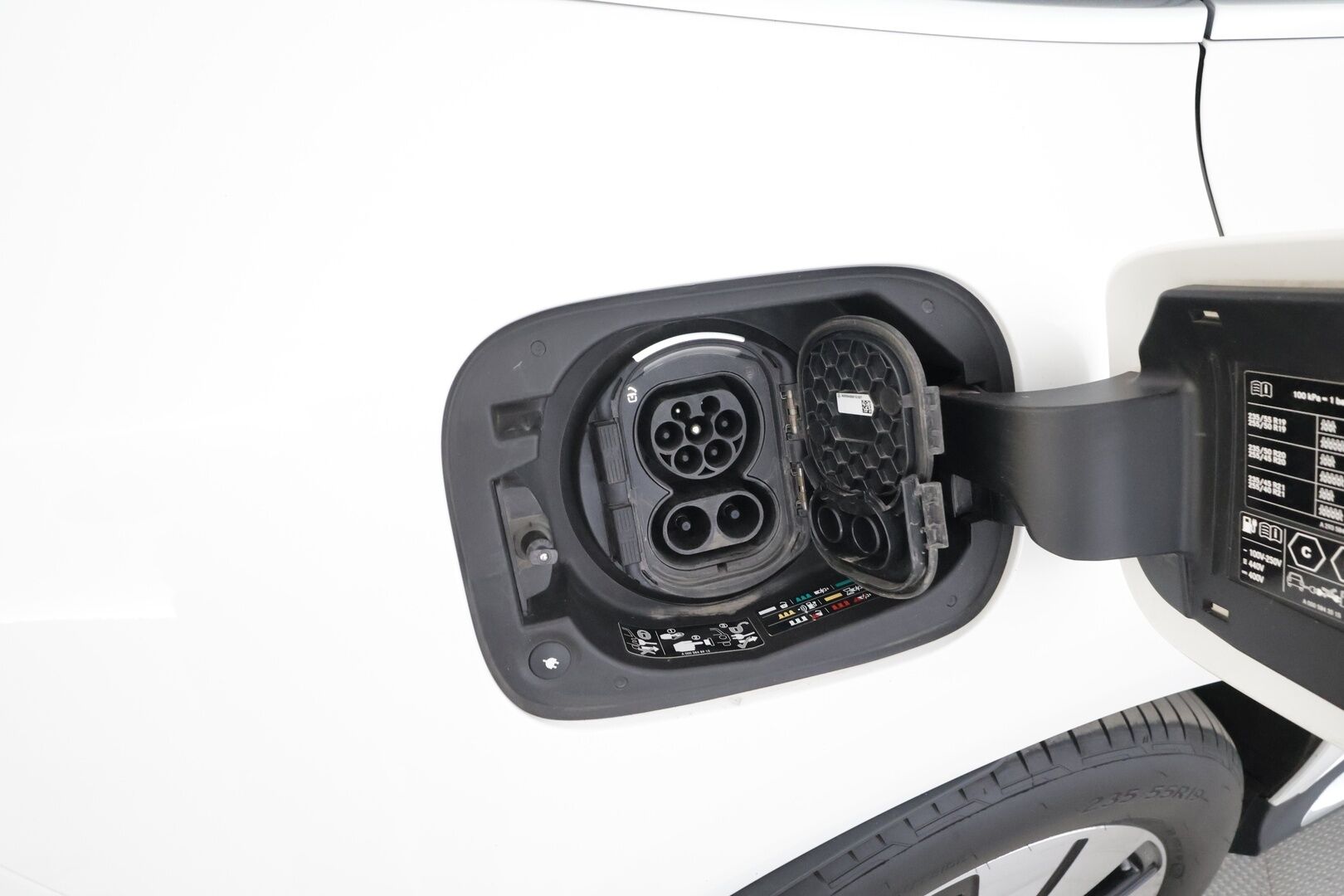 MERCEDES-BENZ EQC 2022 Edition 4Matic - | Distronic+ | Koukku | Multibeam | Keyless | P.kamera | Widescreen | Sporttipenkit | Navi | Akustiikkalasit | Kahdet renkaat aluvanteilla | Merkkihuollettu | 