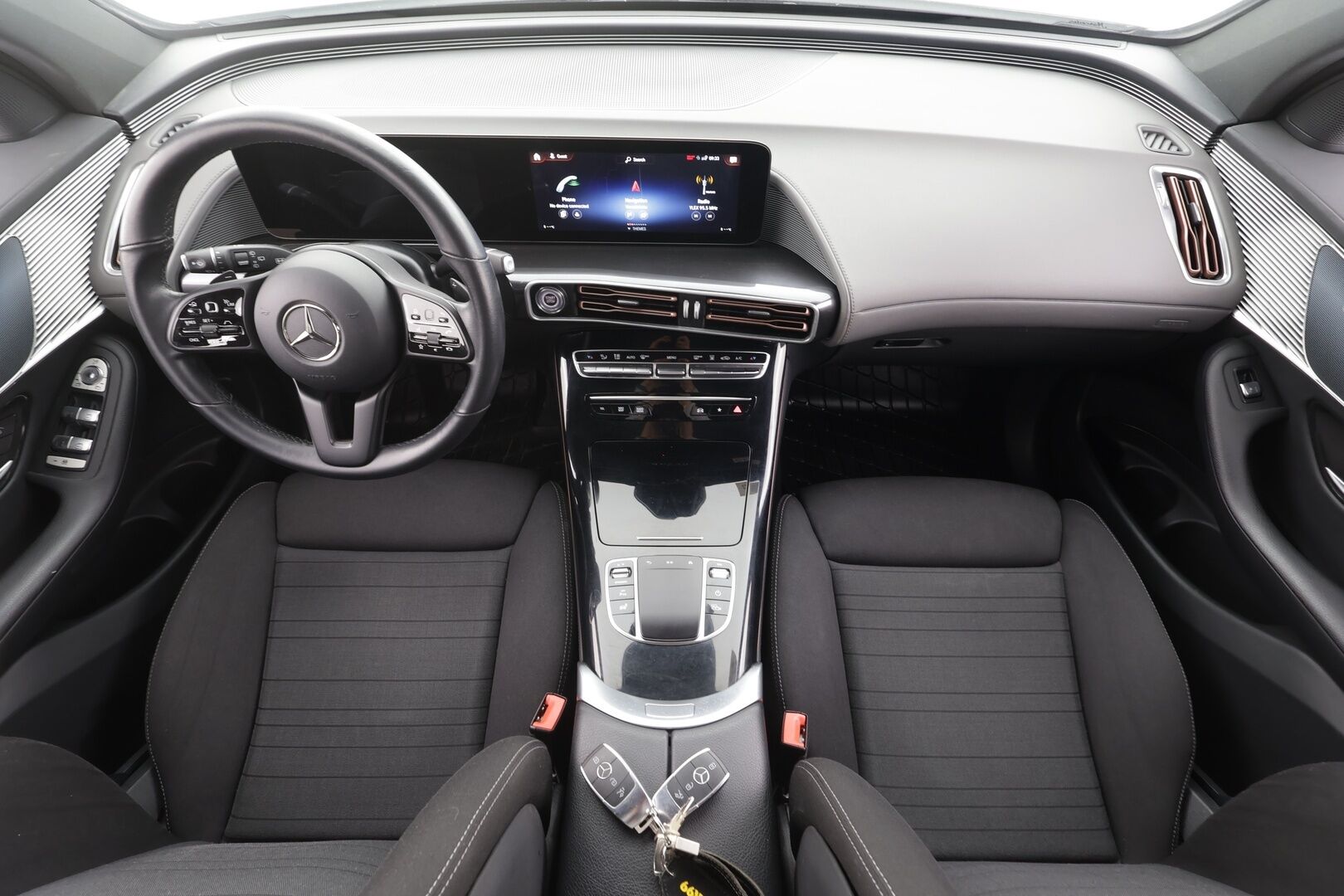 MERCEDES-BENZ EQC 2022 Edition 4Matic - | Distronic+ | Koukku | Multibeam | Keyless | P.kamera | Widescreen | Sporttipenkit | Navi | Akustiikkalasit | Kahdet renkaat aluvanteilla | Merkkihuollettu | 