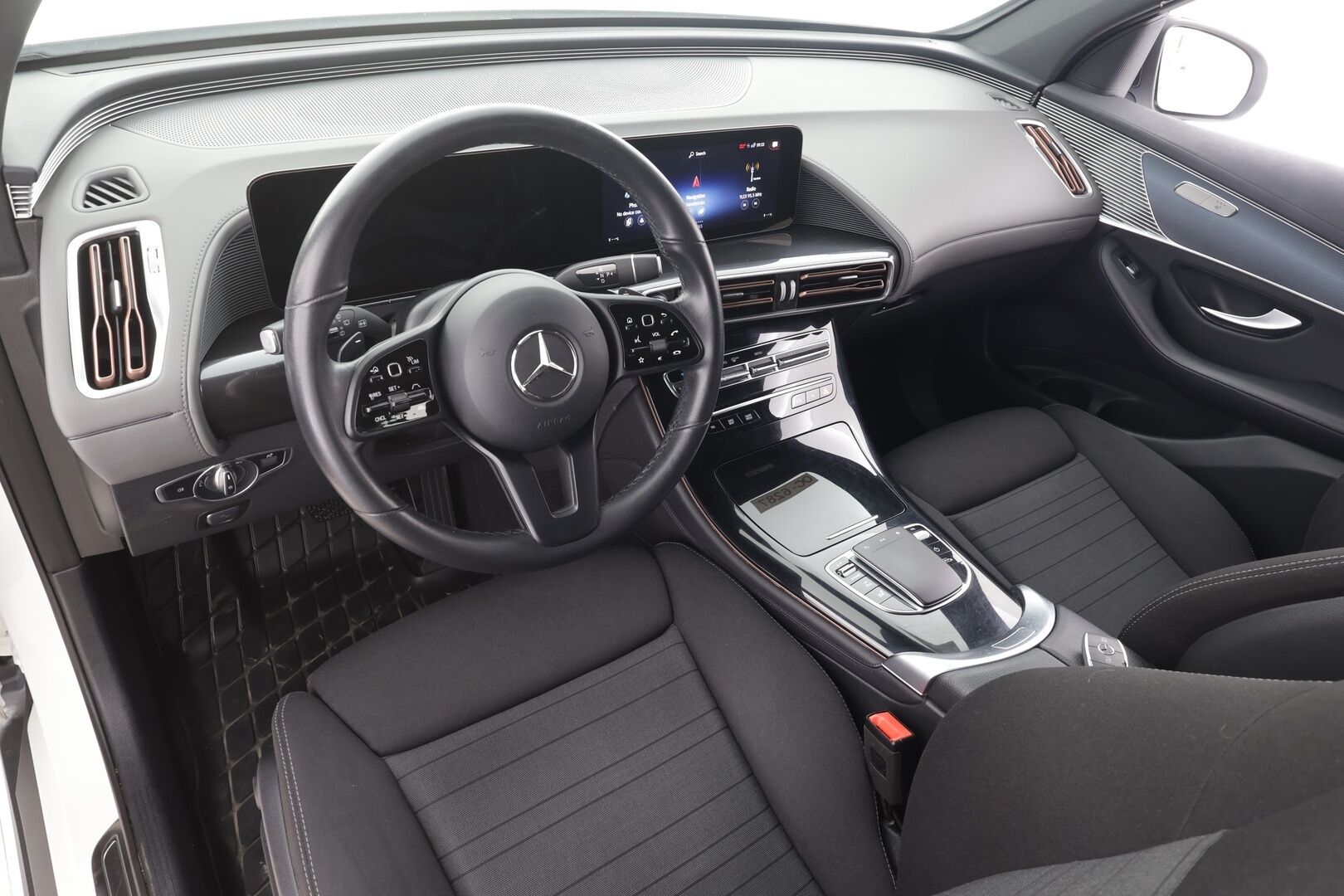 MERCEDES-BENZ EQC 2022 Edition 4Matic - | Distronic+ | Koukku | Multibeam | Keyless | P.kamera | Widescreen | Sporttipenkit | Navi | Akustiikkalasit | Kahdet renkaat aluvanteilla | Merkkihuollettu | 