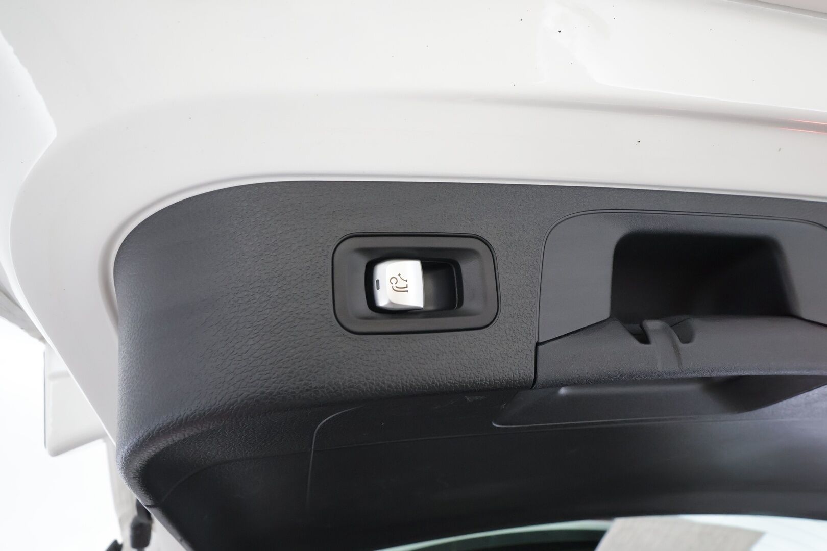 MERCEDES-BENZ EQC 2022 Edition 4Matic - | Distronic+ | Koukku | Multibeam | Keyless | P.kamera | Widescreen | Sporttipenkit | Navi | Akustiikkalasit | Kahdet renkaat aluvanteilla | Merkkihuollettu | 