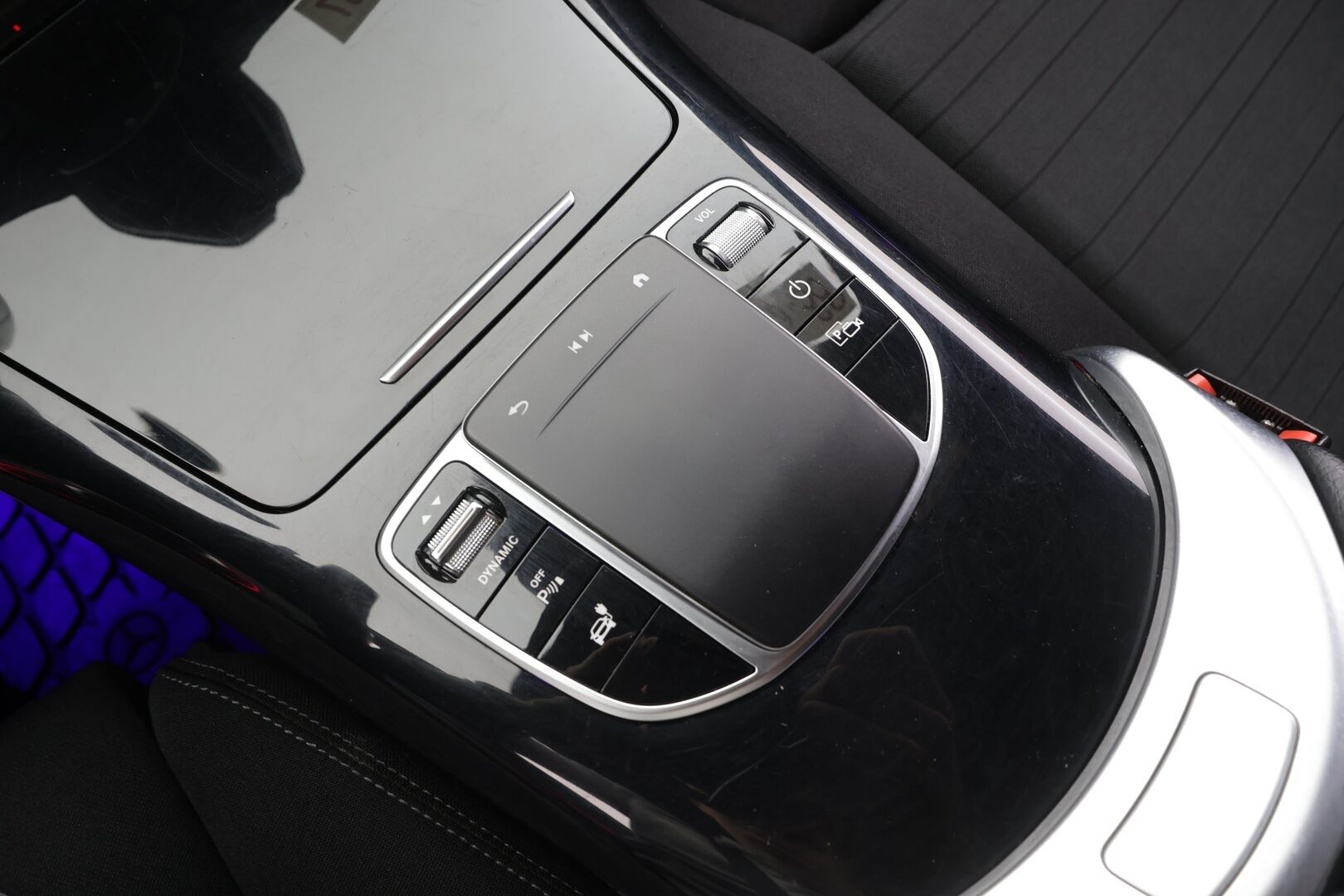 MERCEDES-BENZ EQC 2022 Edition 4Matic - | Distronic+ | Koukku | Multibeam | Keyless | P.kamera | Widescreen | Sporttipenkit | Navi | Akustiikkalasit | Kahdet renkaat aluvanteilla | Merkkihuollettu | 