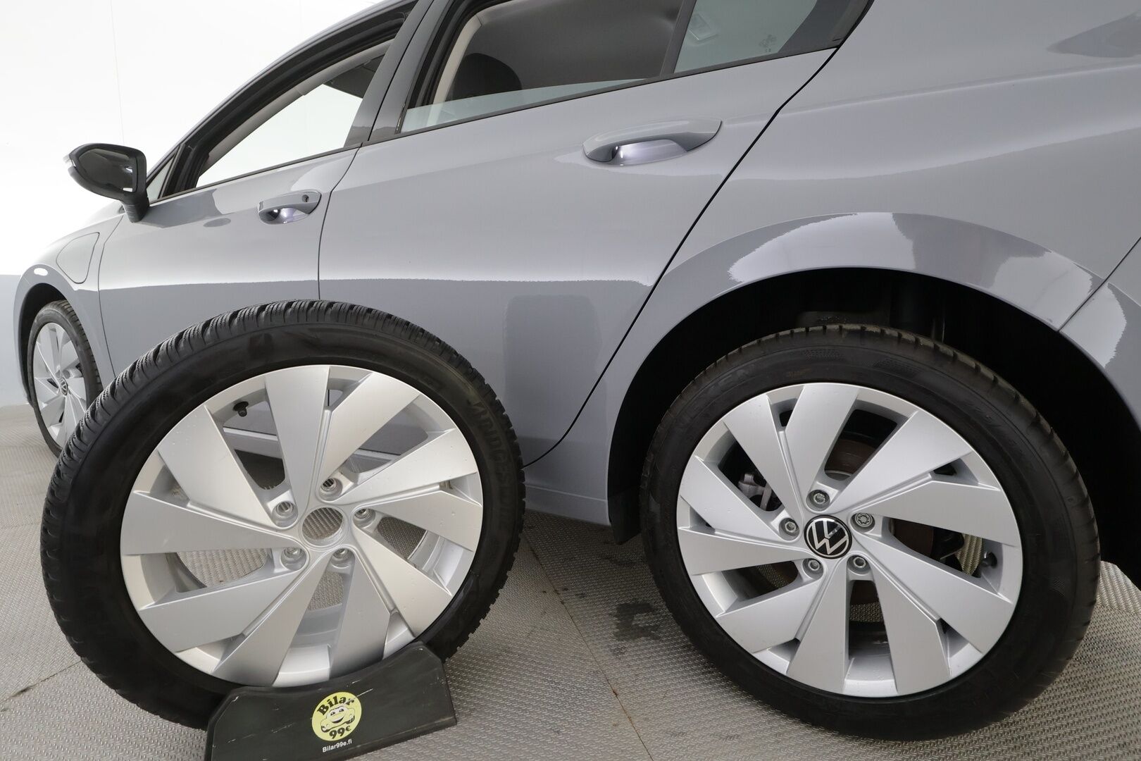 VOLKSWAGEN GOLF 2025 1.5 eHybrid 150kW DSG / ACC / LED-ajovalot / Pysäköinti tutkat ed. ja takana - | ACC | Pikalataus | Facelift | LED | Digimittaristo | Ambient | Tutkat | Lämm. ratti | Lane assist | 2x renkaat aluin | 