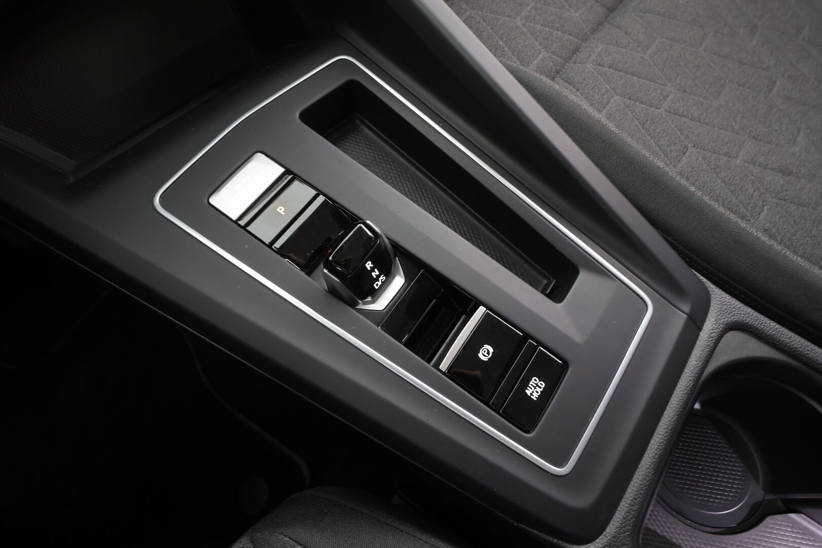 VOLKSWAGEN GOLF 2025 1.5 eHybrid 150kW DSG / ACC / LED-ajovalot / Pysäköinti tutkat ed. ja takana - | ACC | Pikalataus | Facelift | LED | Digimittaristo | Ambient | Tutkat | Lämm. ratti | Lane assist | 2x renkaat aluin | 