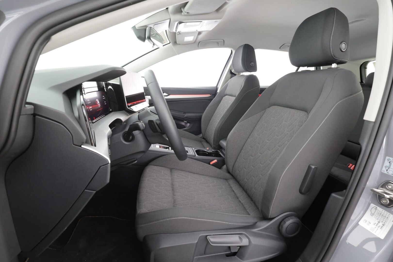 VOLKSWAGEN GOLF 2025 1.5 eHybrid 150kW DSG / ACC / LED-ajovalot / Pysäköinti tutkat ed. ja takana - | ACC | Pikalataus | Facelift | LED | Digimittaristo | Ambient | Tutkat | Lämm. ratti | Lane assist | 2x renkaat aluin | 