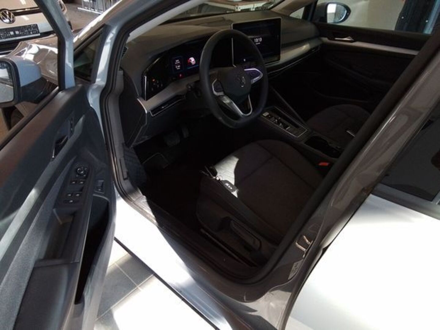 VOLKSWAGEN GOLF 2025 1.5 eHybrid 150kW DSG / ACC / LED-ajovalot / Pysäköinti tutkat ed. ja takana - | ACC | CCS | Facelift | LED | Digimittaristo | Ambient | Tutkat | Lämm. ratti | Lane assist | 2x renkaat aluin | 