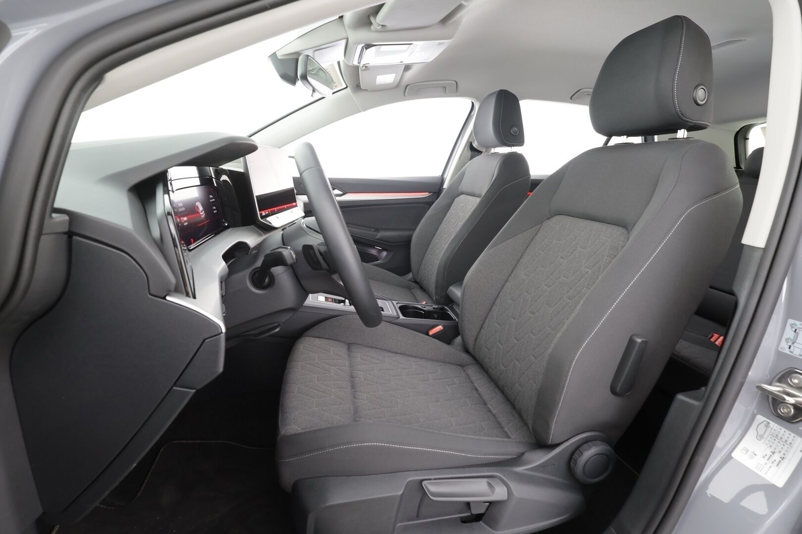 VOLKSWAGEN GOLF 2025 1.5 eHybrid 150kW DSG - | WLTP 142km! | ACC | LED | CCS | Facelift | Ambient | Tutkat edessä ja takana| Lämm. ratti | Lane assist | Digimittaristo |