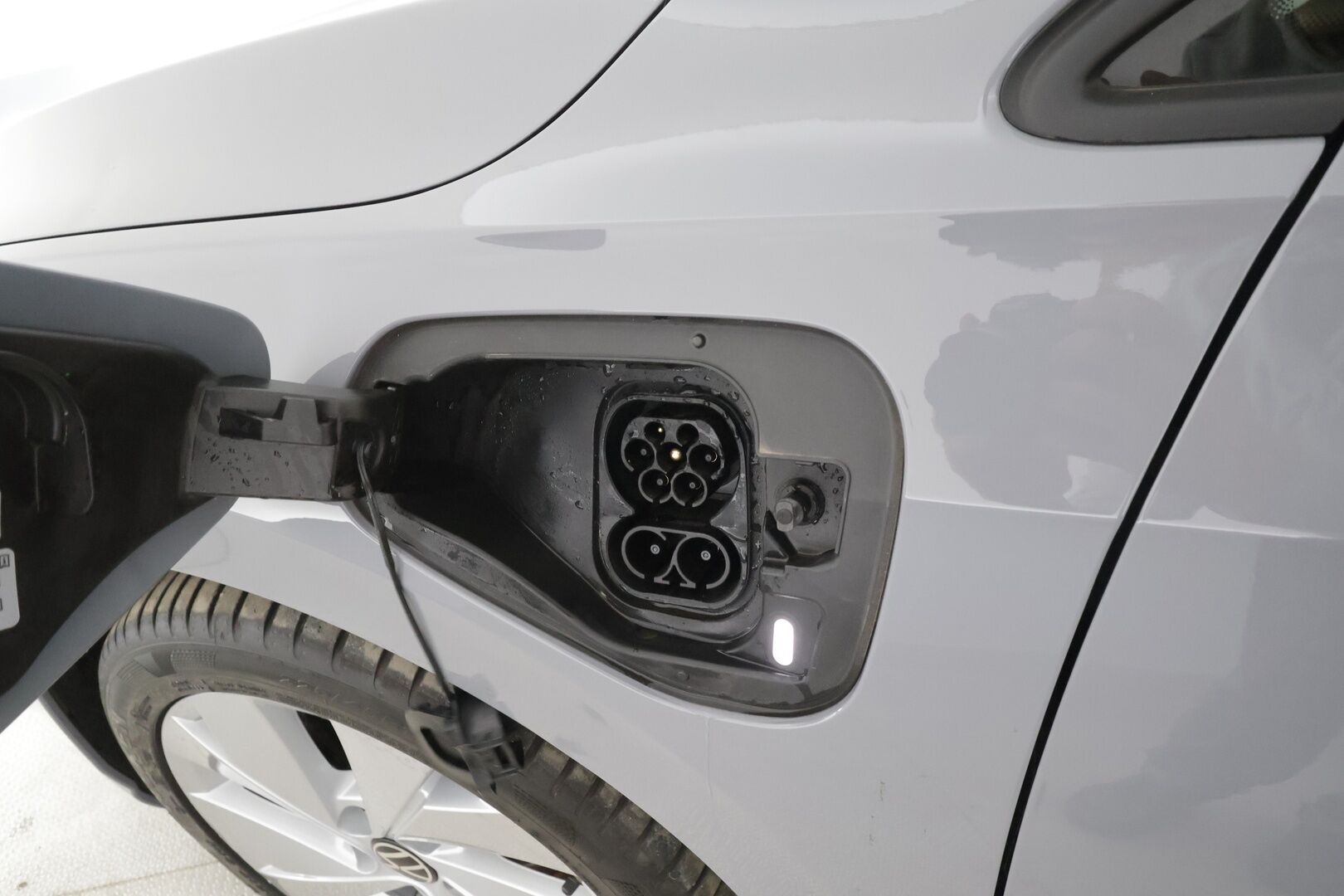 VOLKSWAGEN GOLF 2025 1.5 eHybrid 150kW DSG / ACC / LED-ajovalot / Pysäköinti tutkat ed. ja takana - | ACC | Pikalataus | Facelift | LED | Digimittaristo | Ambient | Tutkat | Lämm. ratti | Lane assist | 2x renkaat aluin | 